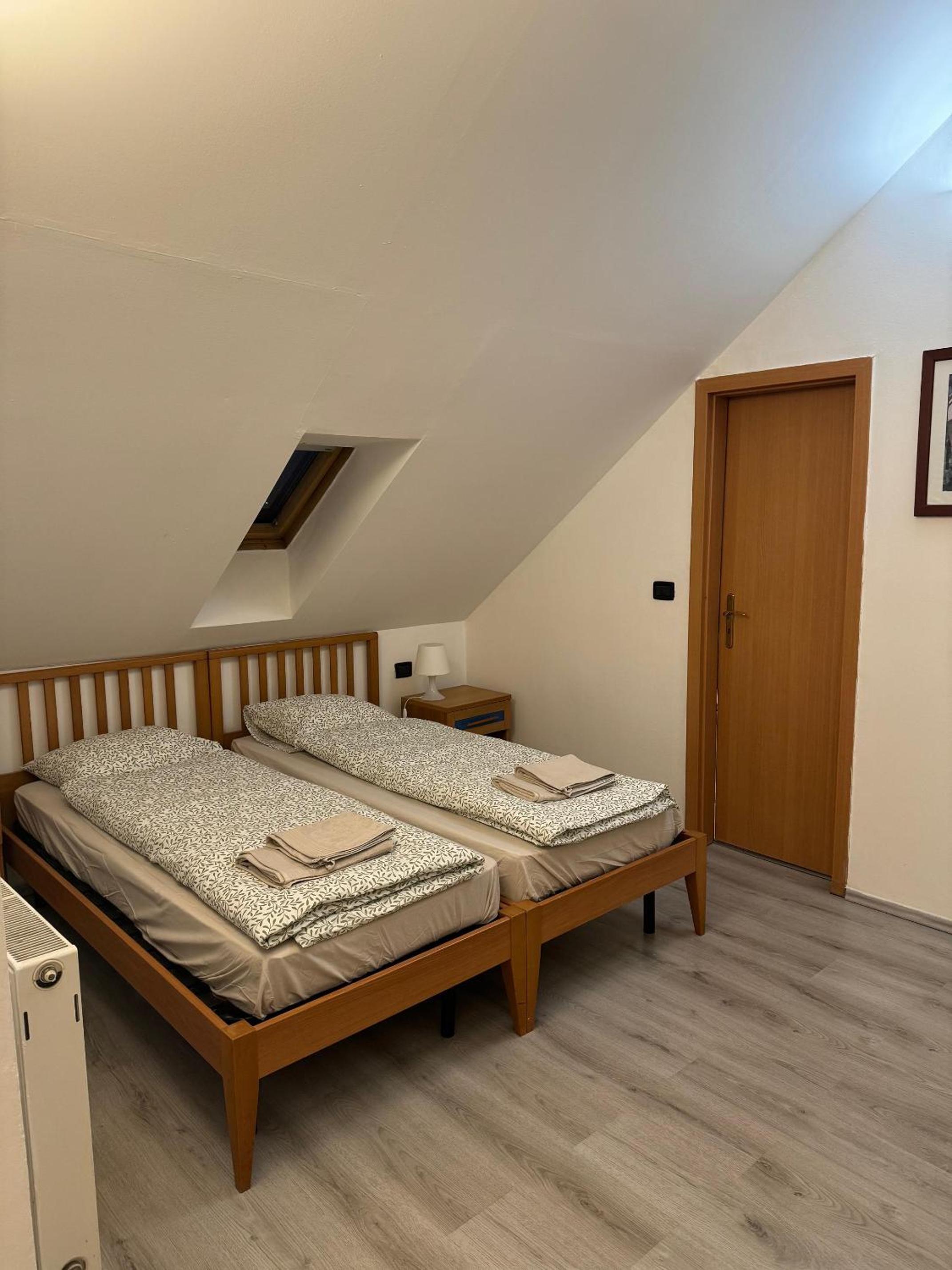 1 Bed Flat - Sleeps 4 - Pets - Smoking on terrace