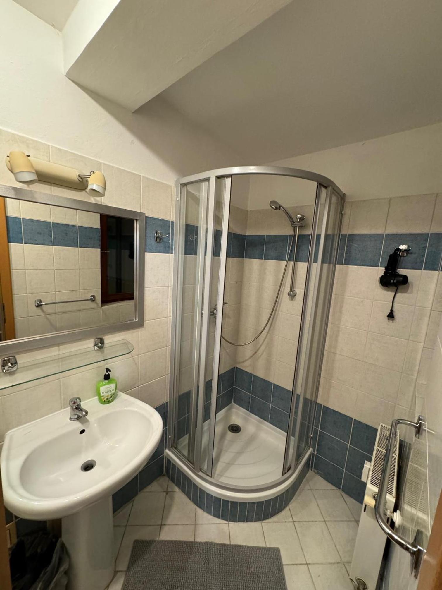 1 Bed Flat - Sleeps 4 - Pets - Smoking on terrace