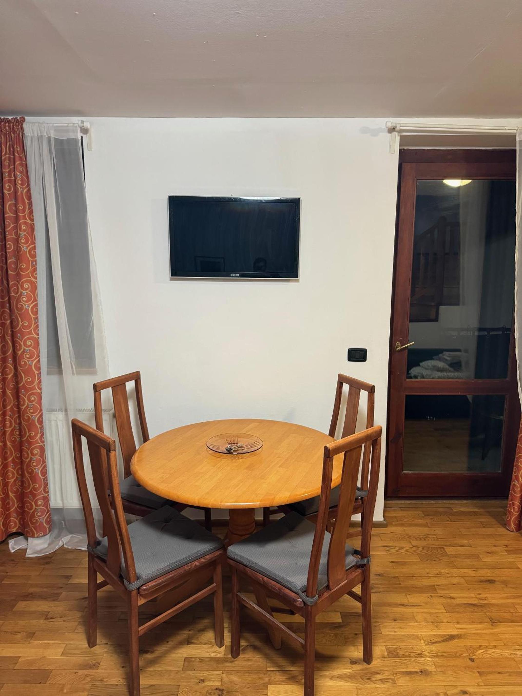 1 Bed Flat - Sleeps 4 - Pets - Smoking on terrace