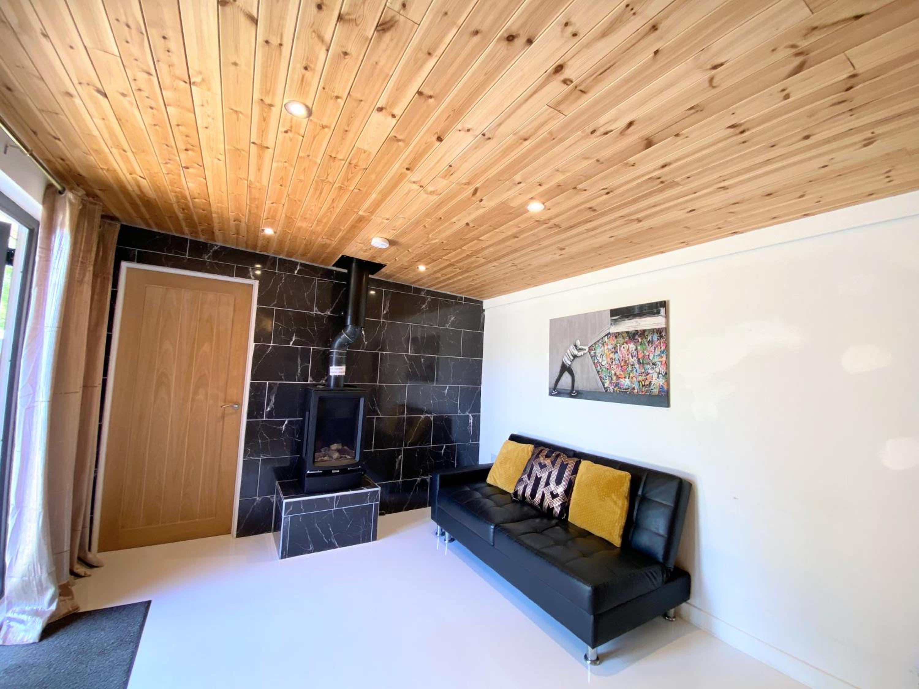 Hunters Hideaway Lodge - Private Hot Tub - Infrared Sauna - Dog Friendly view 2