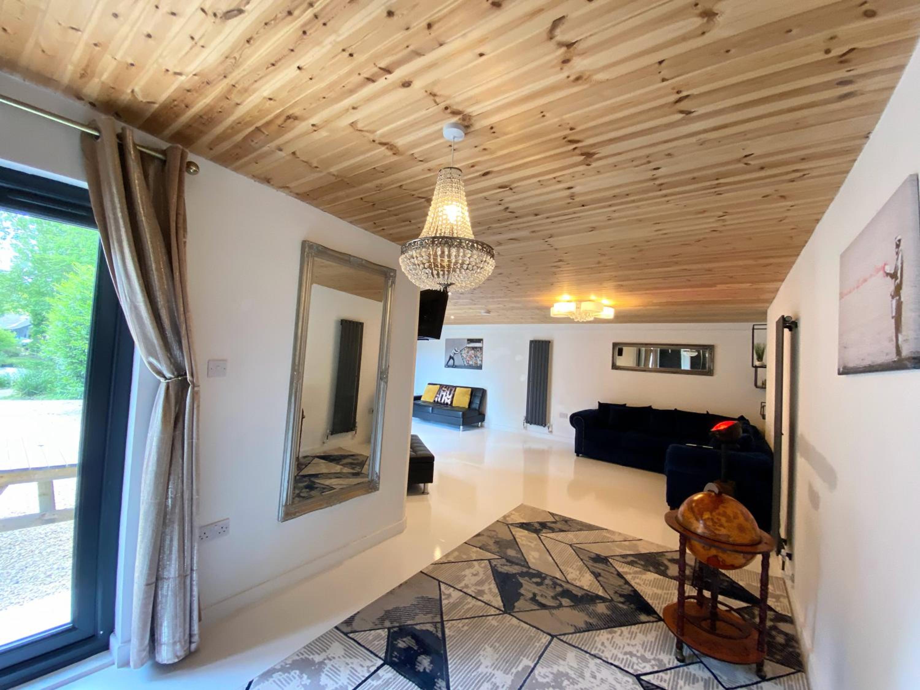 Hunters Hideaway Lodge - Private Hot Tub - Infrared Sauna - Dog Friendly view 4