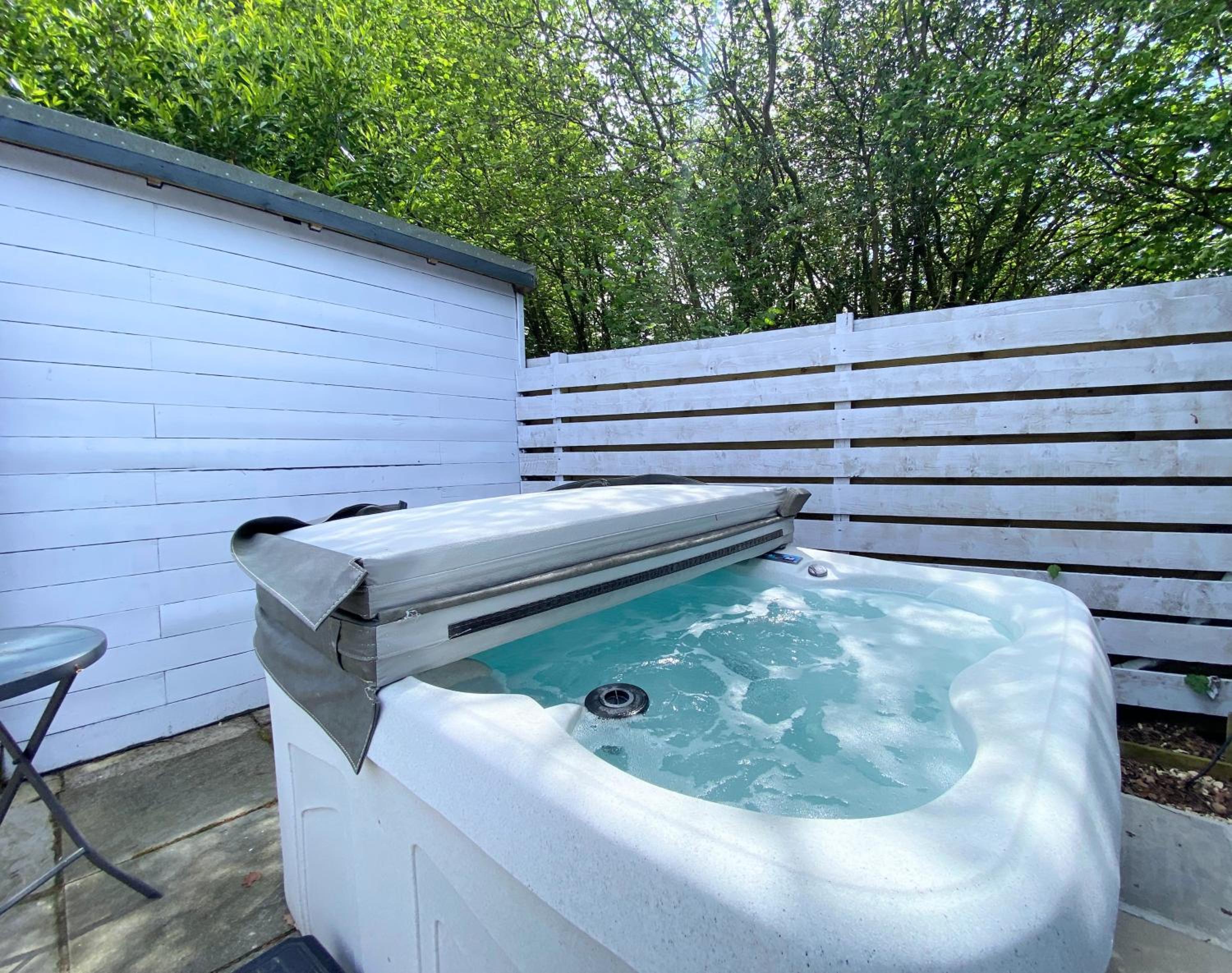 Hunters Hideaway Lodge - Private Hot Tub - Infrared Sauna - Dog Friendly view 5