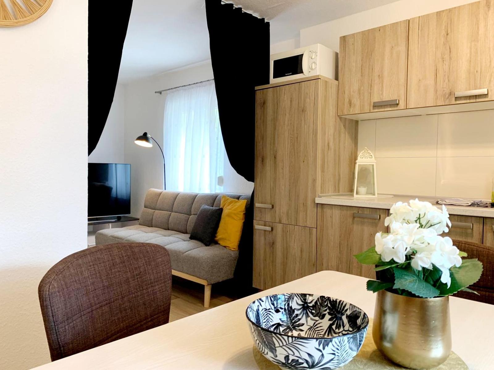 Moderne Ferienwohnung,Sauna im Haus, Parkplatz Hunde willkommen, nahe Schloss, Waldeisenbahn, Hermansbad, UNESCO Geopark, nahe polnischer Markt, Top Lage f
