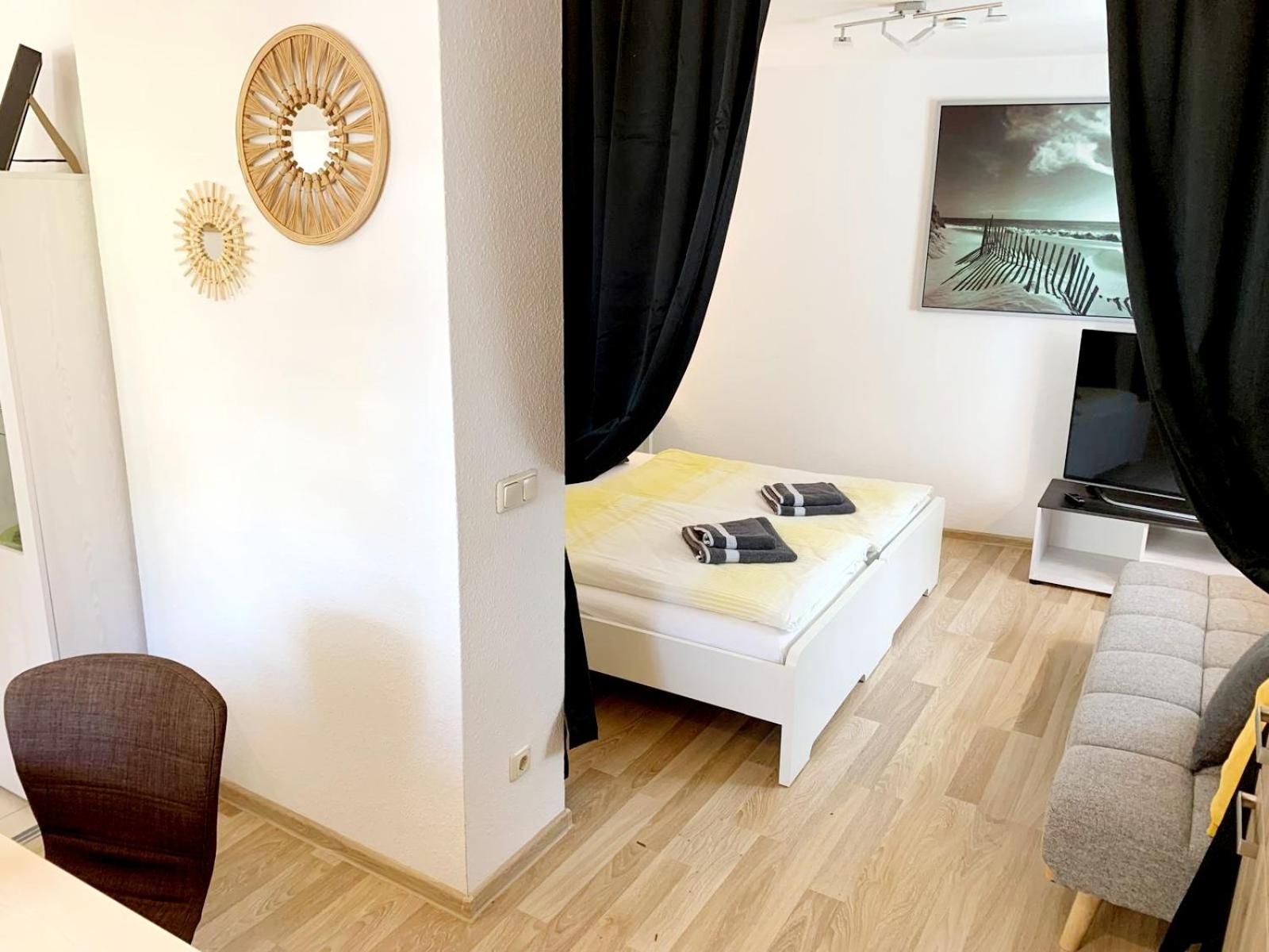 Moderne Ferienwohnung,Sauna im Haus, Parkplatz Hunde willkommen, nahe Schloss, Waldeisenbahn, Hermansbad, UNESCO Geopark, nahe polnischer Markt, Top Lage f