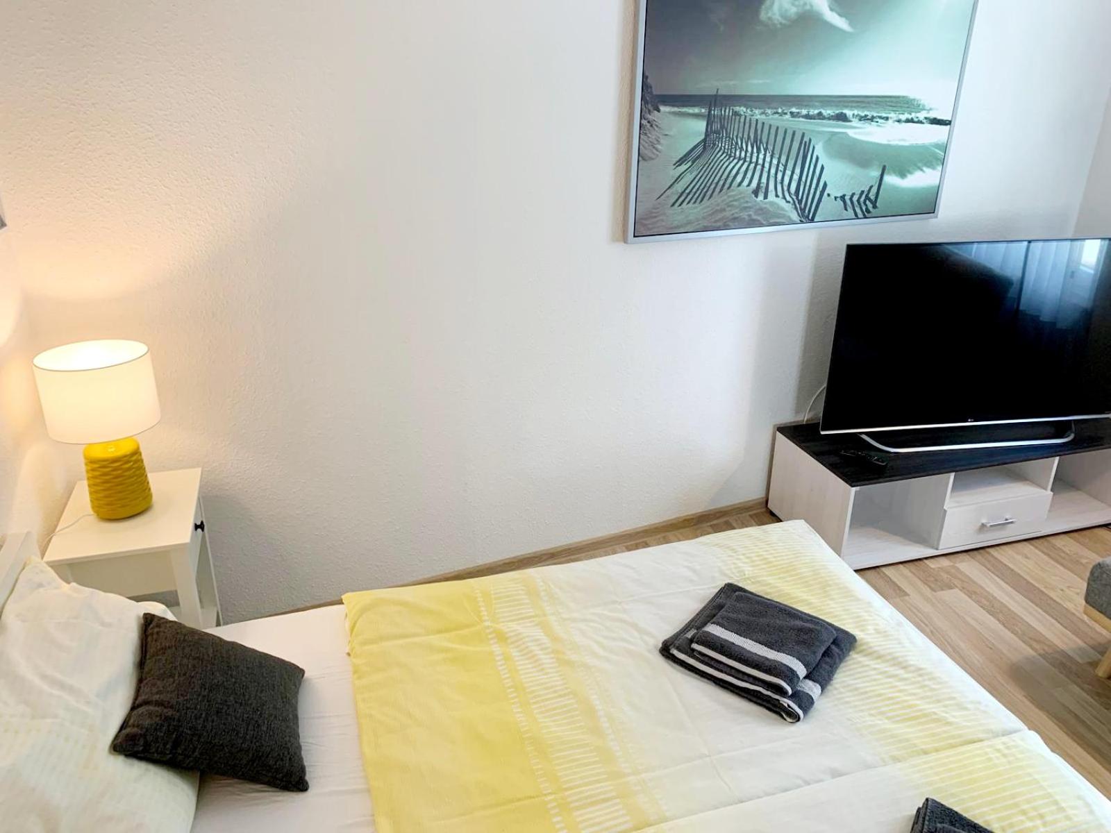 Moderne Ferienwohnung,Sauna im Haus, Parkplatz Hunde willkommen, nahe Schloss, Waldeisenbahn, Hermansbad, UNESCO Geopark, nahe polnischer Markt, Top Lage f