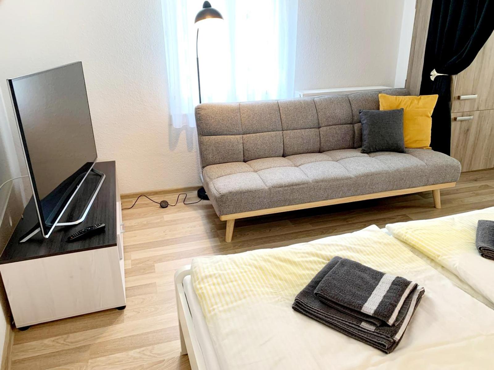 Moderne Ferienwohnung,Sauna im Haus, Parkplatz Hunde willkommen, nahe Schloss, Waldeisenbahn, Hermansbad, UNESCO Geopark, nahe polnischer Markt, Top Lage f