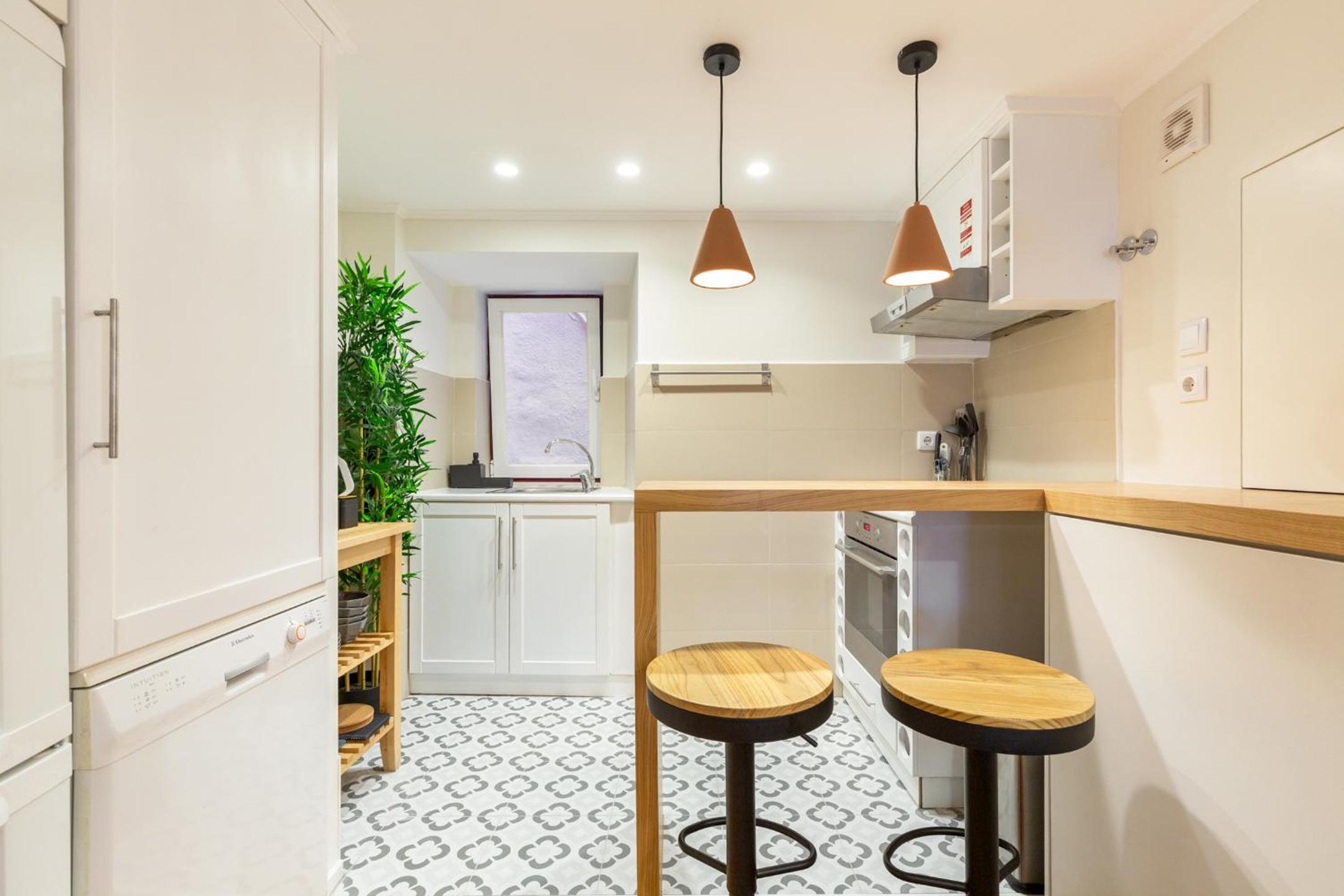 Designer Retreat- Newly remodelled 1 bedroom apt view 2
