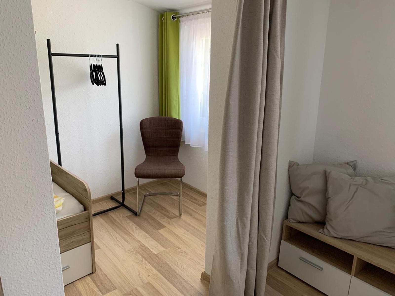 Moderne Ferienwohnung,Sauna im Haus, Parkplatz Hunde willkommen, nahe Schloss, Waldeisenbahn, Hermansbad, UNESCO Geopark, nahe polnischer Markt, Top Lage f