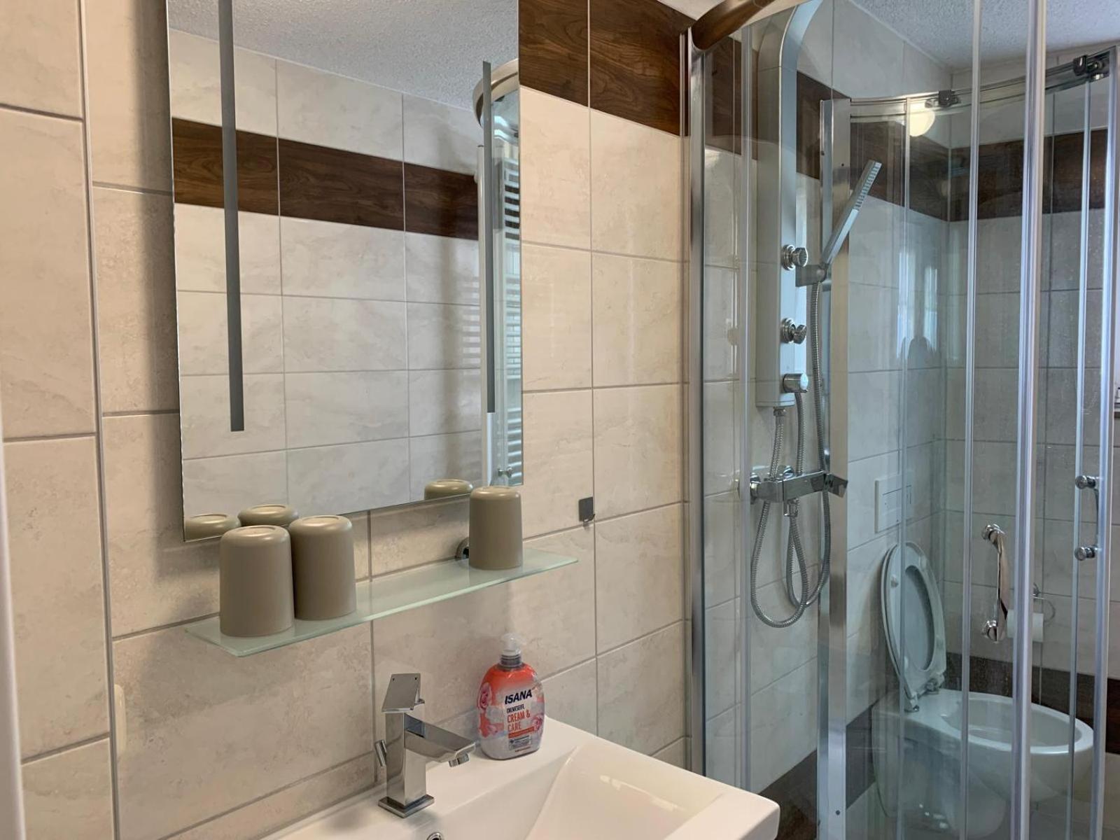Moderne Ferienwohnung,Sauna im Haus, Parkplatz Hunde willkommen, nahe Schloss, Waldeisenbahn, Hermansbad, UNESCO Geopark, nahe polnischer Markt, Top Lage f