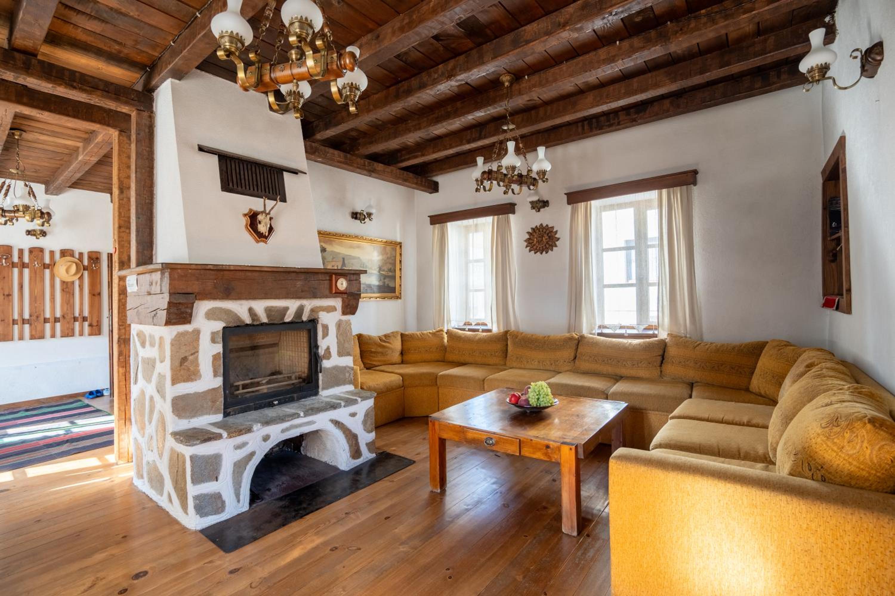 Chalet White Fang