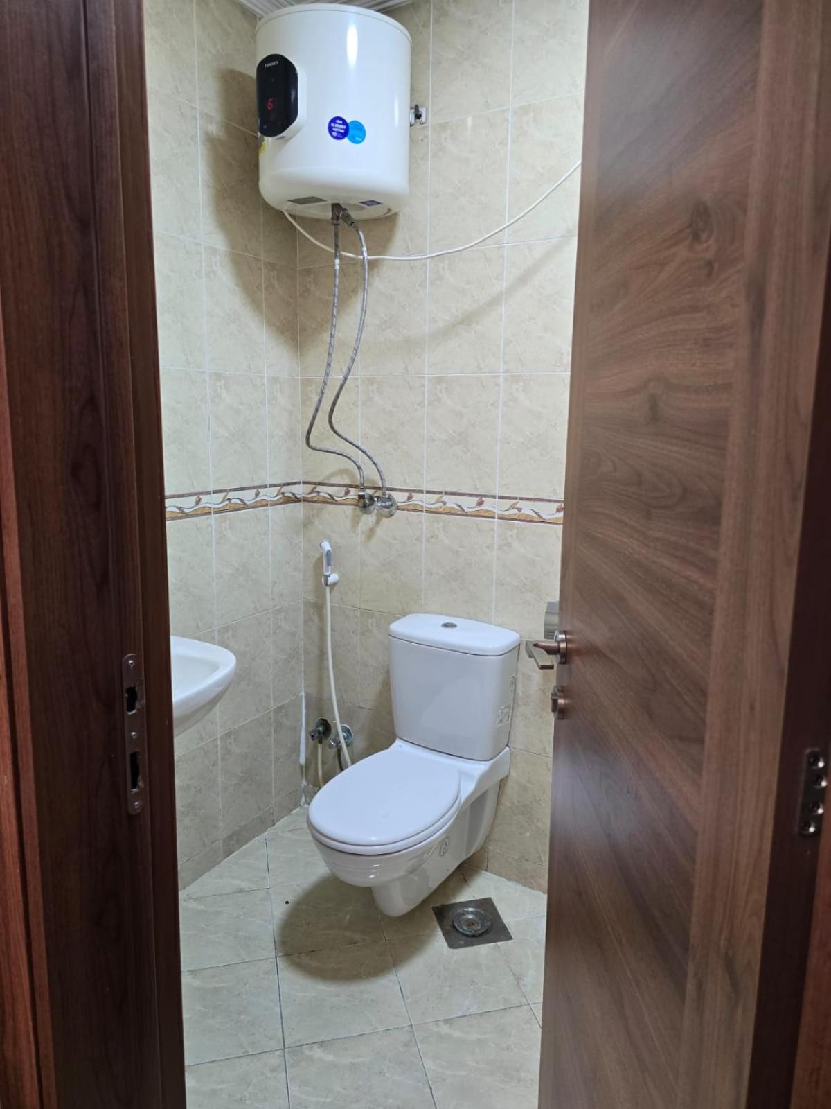 El-Shaikh Zayed, 6 october 3BHK flat- families only view 4