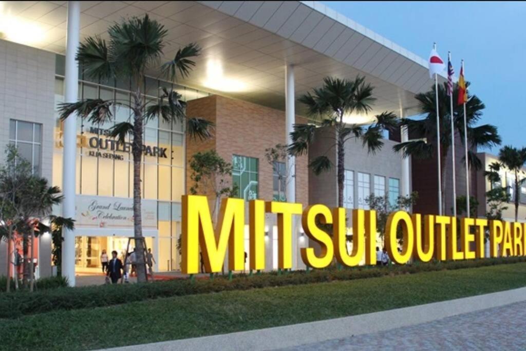 KLIA Minimalist Gr Fl Villa w free park & TV