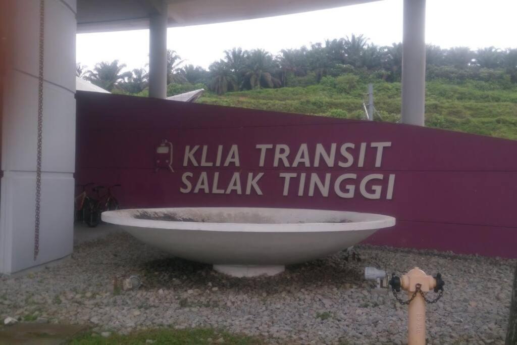 KLIA Minimalist Gr Fl Villa w free park & TV