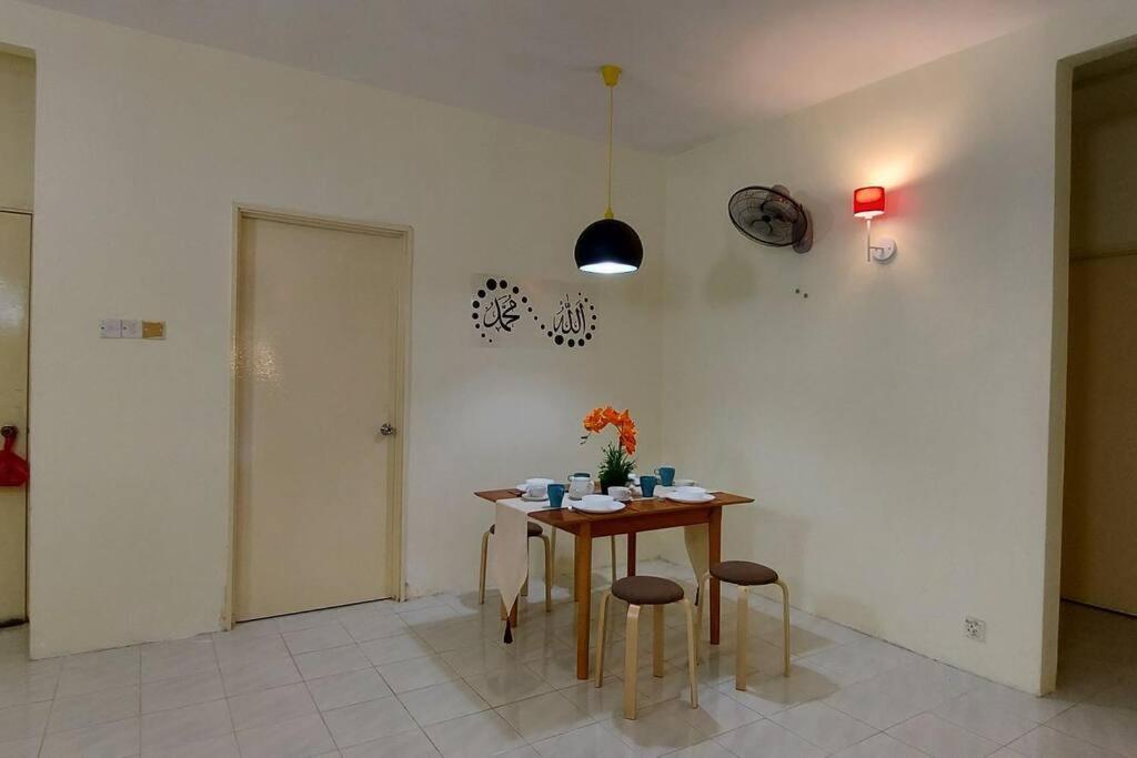 KLIA Minimalist Gr Fl Villa w free park & TV