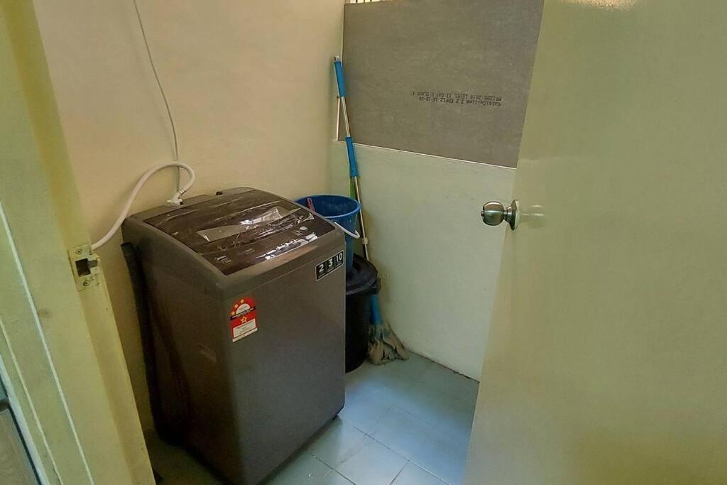 KLIA Minimalist Gr Fl Villa w free park & TV