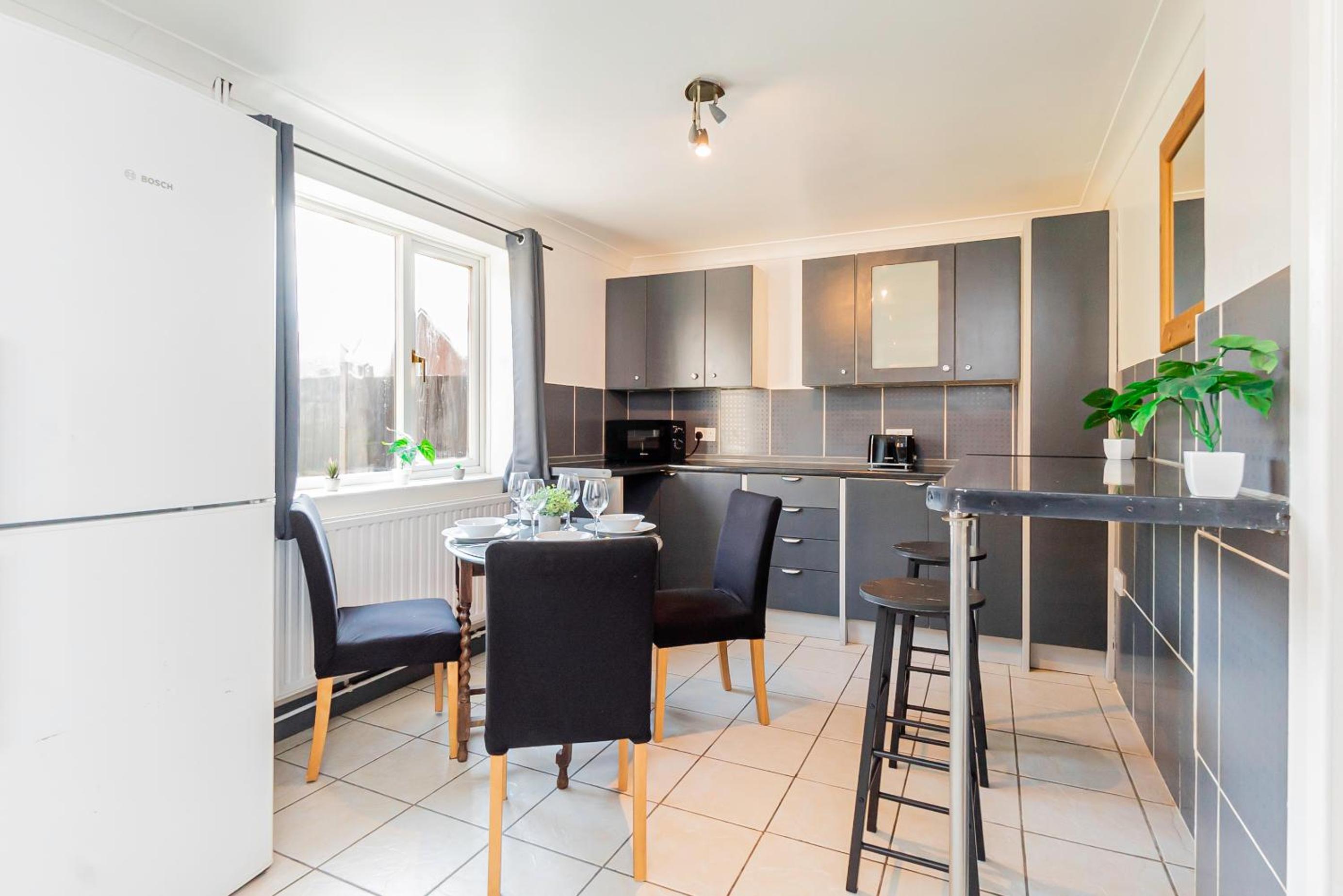 Fantastic House with Free Parking view 4