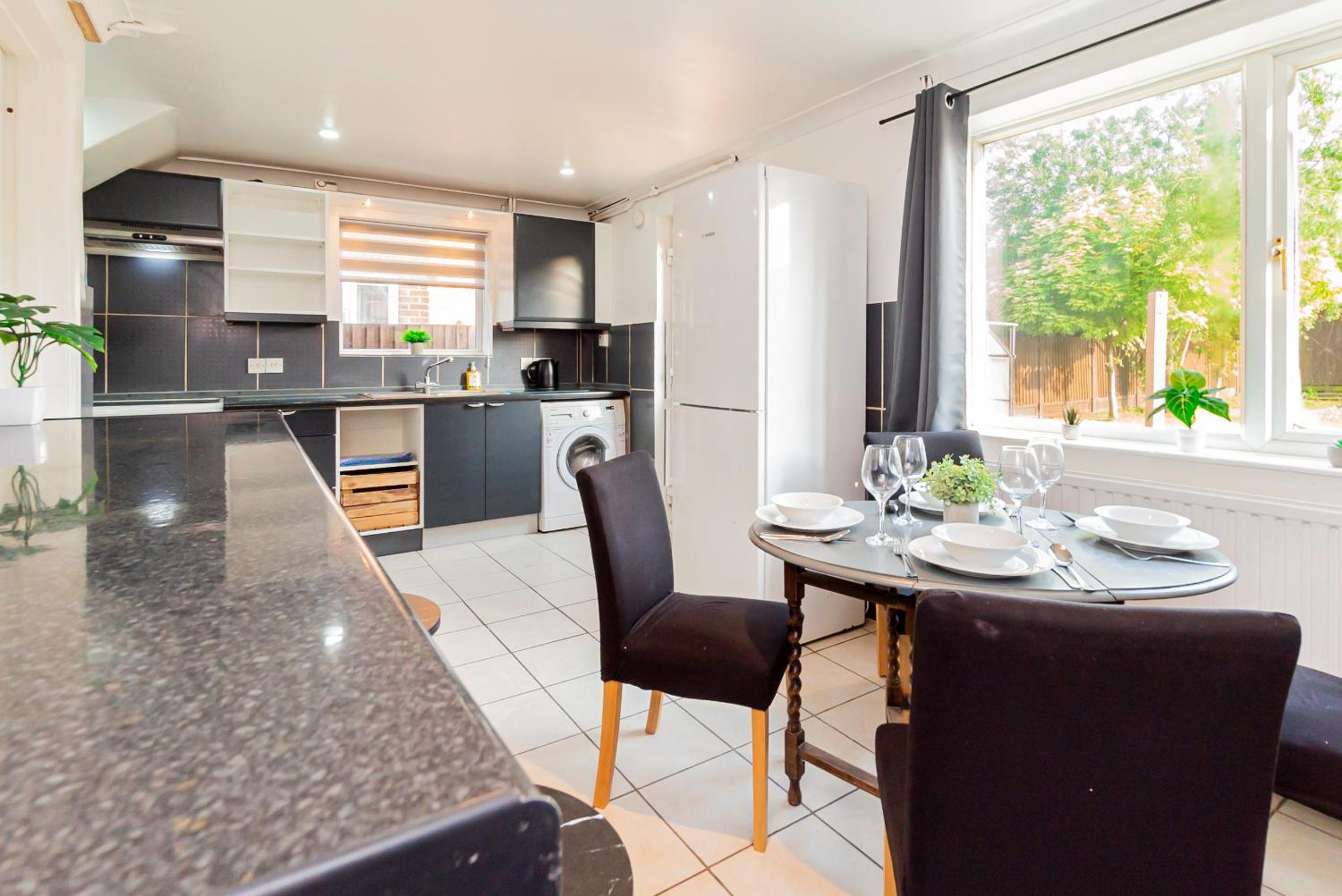 Fantastic House with Free Parking view 3