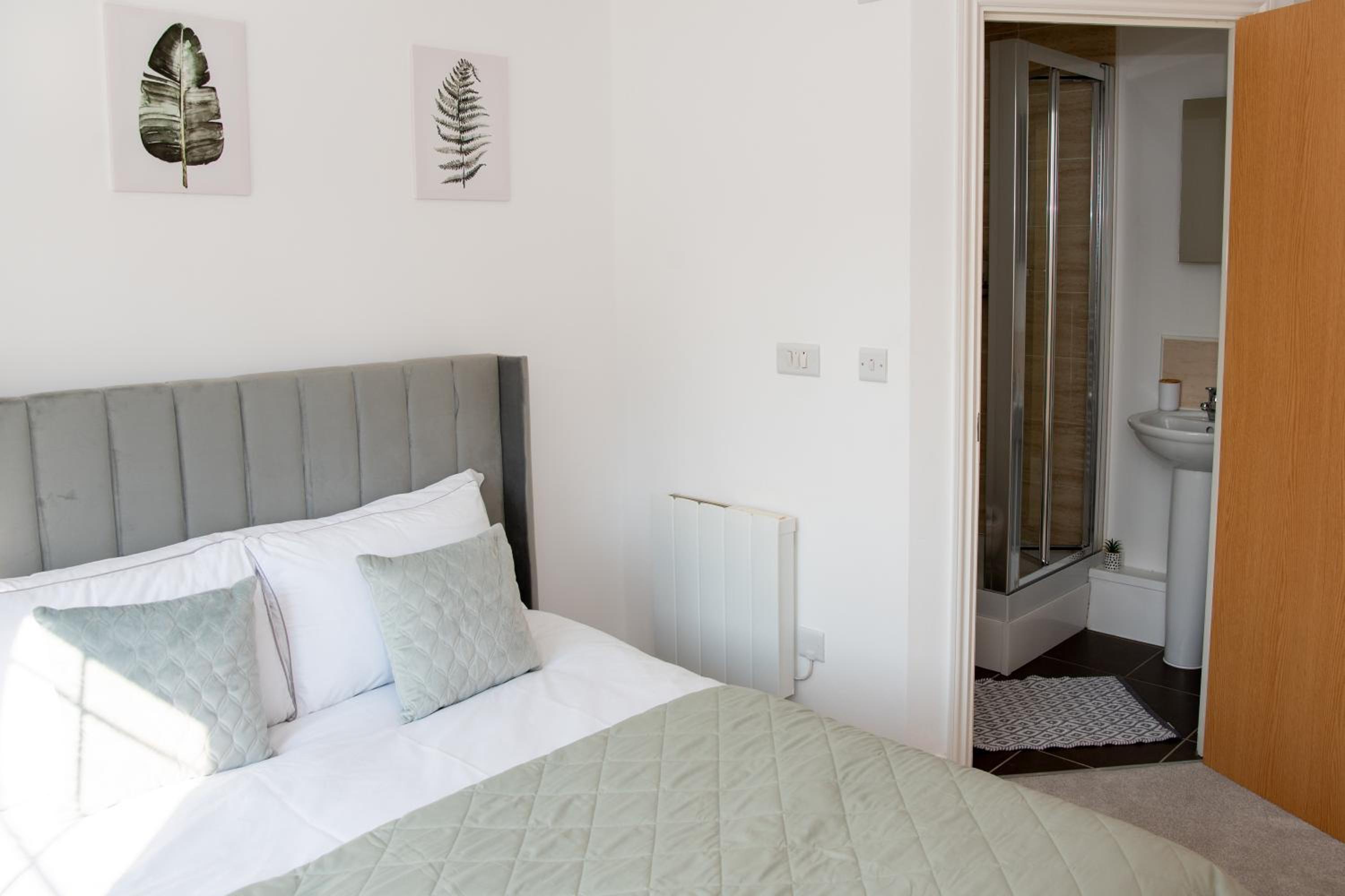 Spacious Retreat with Parking: Ideal for Families & Contractors view 4