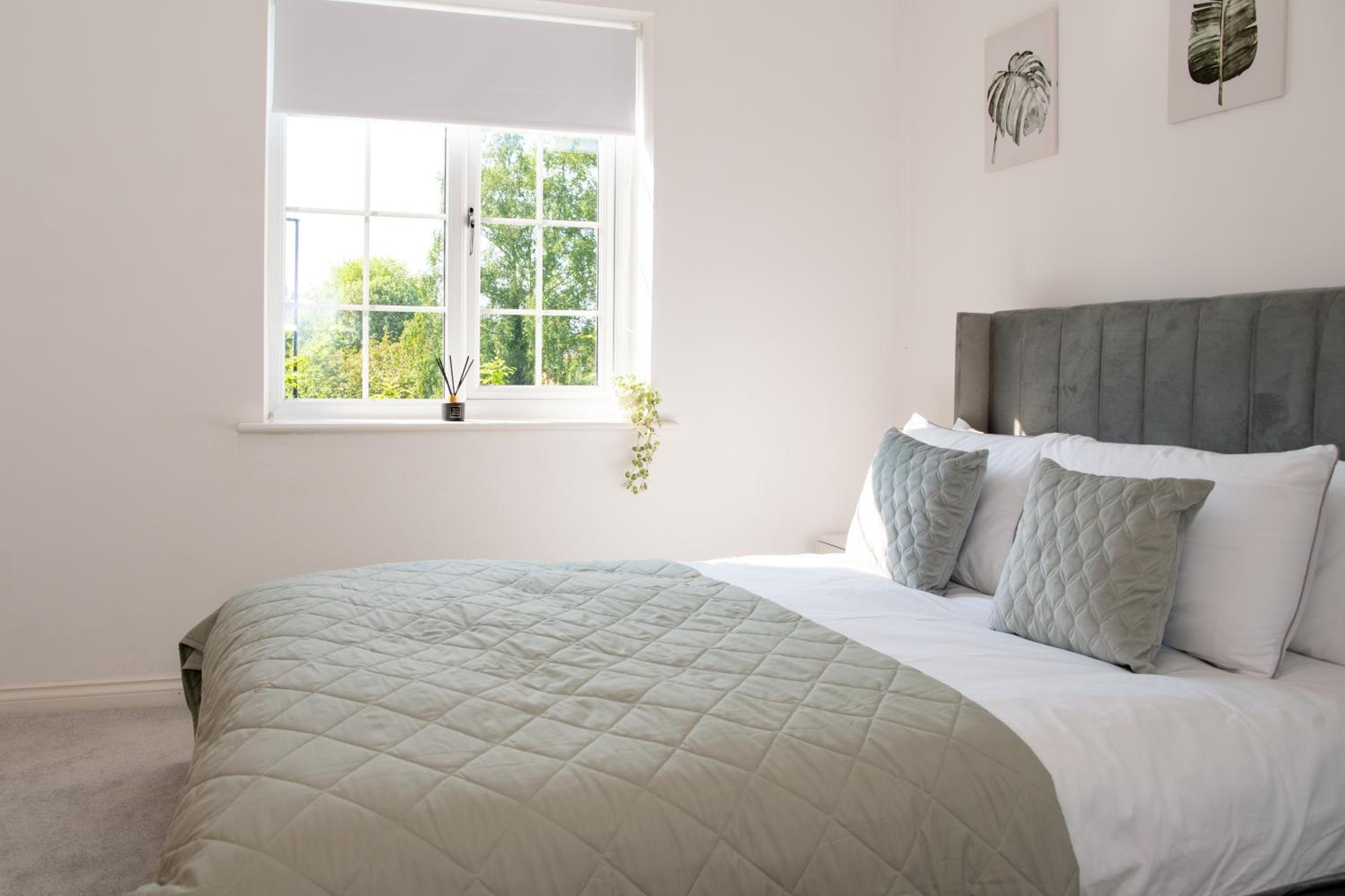 Spacious Retreat with Parking: Ideal for Families & Contractors view 2