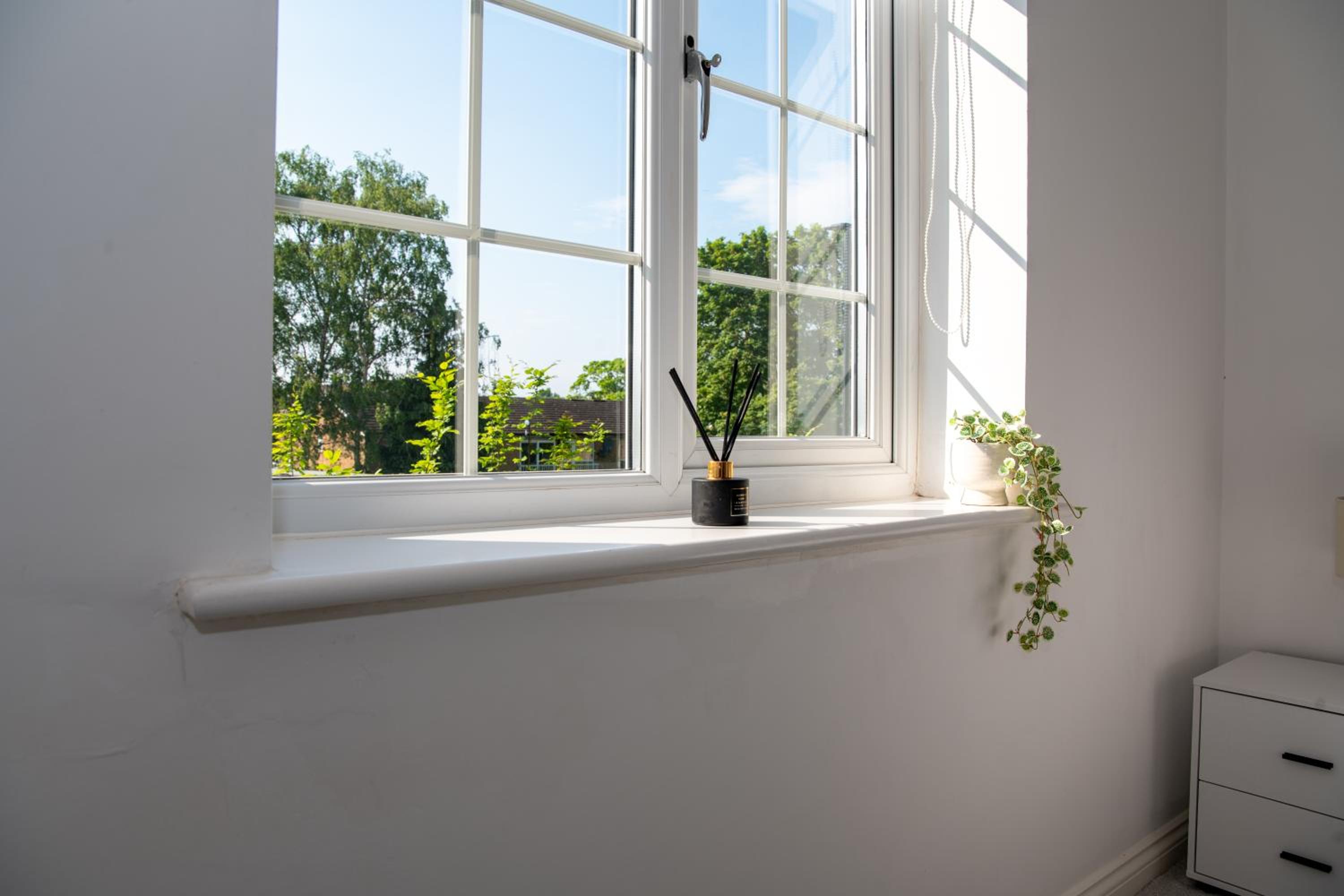 Spacious Retreat with Parking: Ideal for Families & Contractors view 5