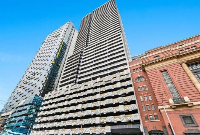 Large Melbourne City Apartment with Skyline Views, Big Balcony, Heated Pool, 1 Bedroom, 1 Sofa-bed Living Room, Kitchen & Bath, 60 sqm of suite like space