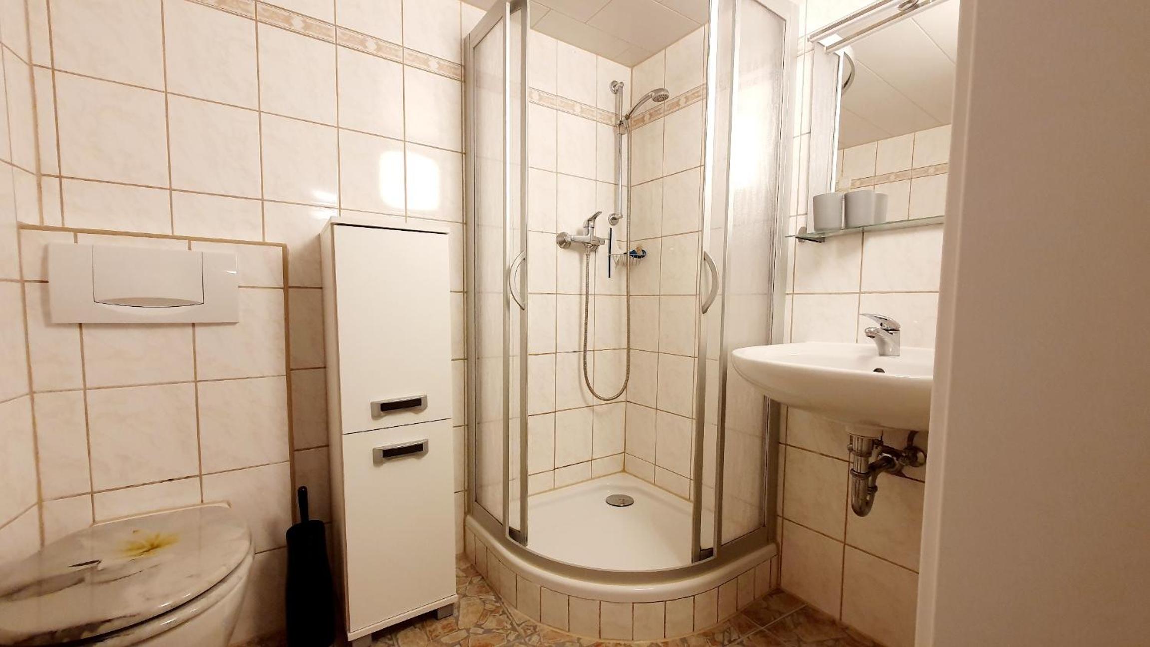 Kleine hübsches Apartment,Sauna im Haus, Hunde willkommen, nahe Park, Waldeisenbahn, Hermansbad, UNESCO Geopark, Nähe polnischer Markt, Top Lage für Ausflu