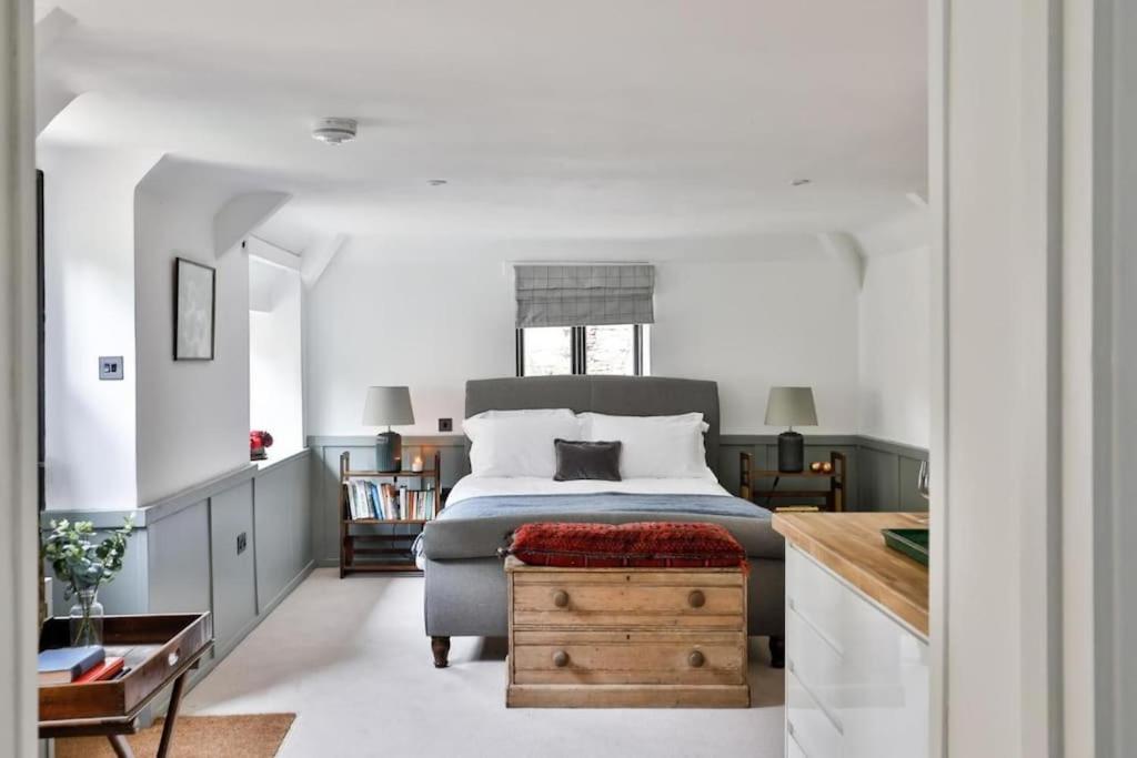 Cozy Beverston Castle Cottage 1 Bed 1 Bath Retreat - By Tempstay view 2