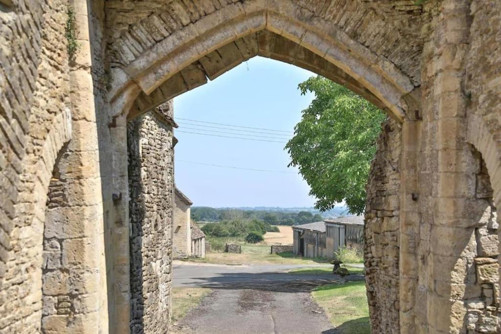 Cozy Beverston Castle Cottage 1 Bed 1 Bath Retreat - By Tempstay view 4