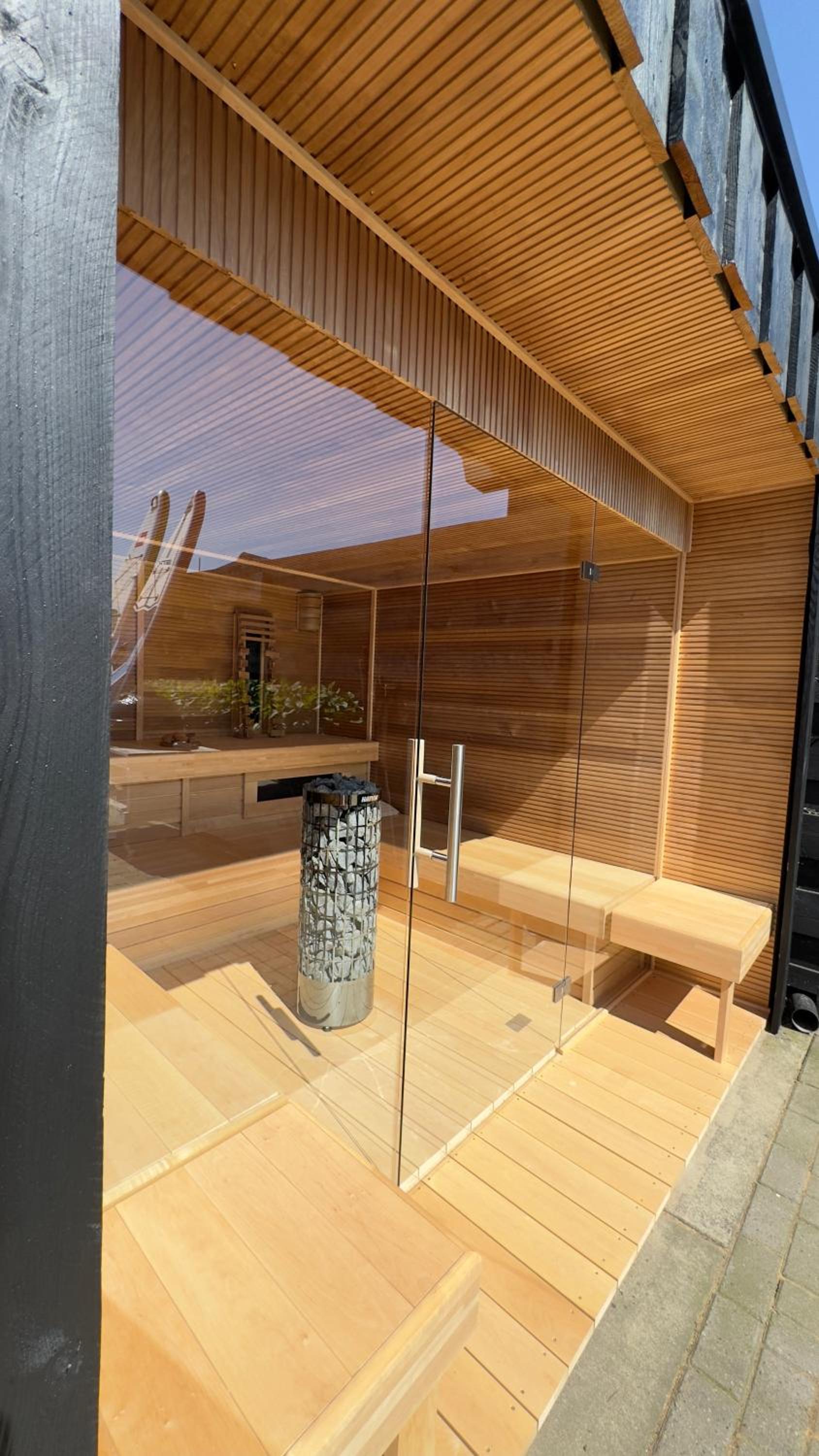 PUUR Eastermar - monumentaal, authentiek en luxe koetshuis aan open vaarwater met jacuzzi en sauna
