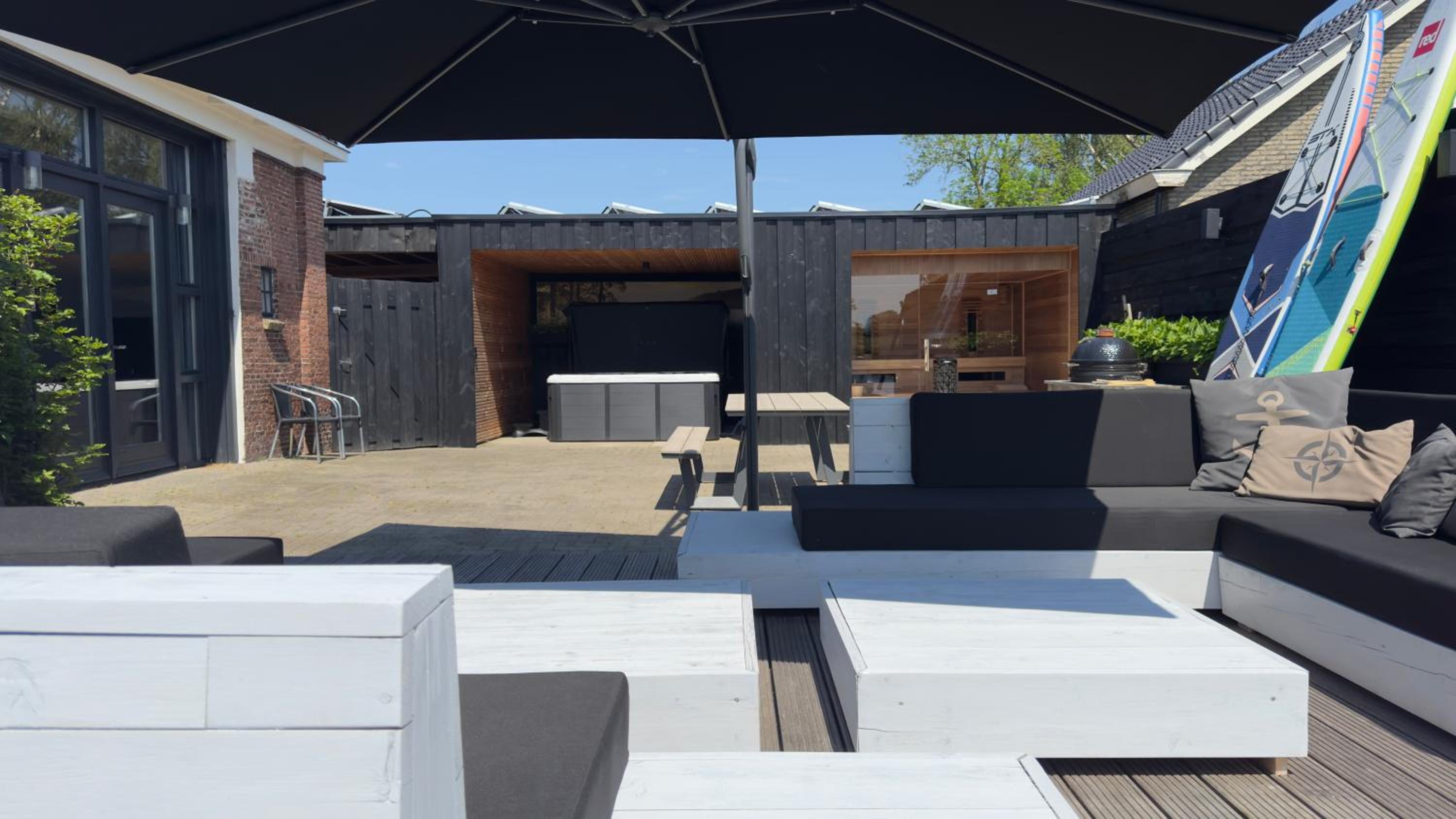 PUUR Eastermar - monumentaal, authentiek en luxe koetshuis aan open vaarwater met jacuzzi en sauna