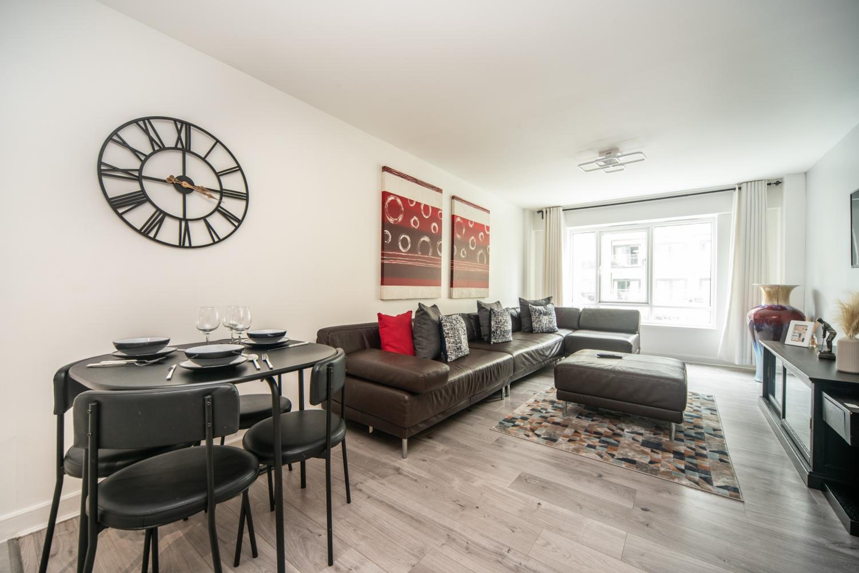 A Stylish One-Bedroom Next to London Museum! view 3