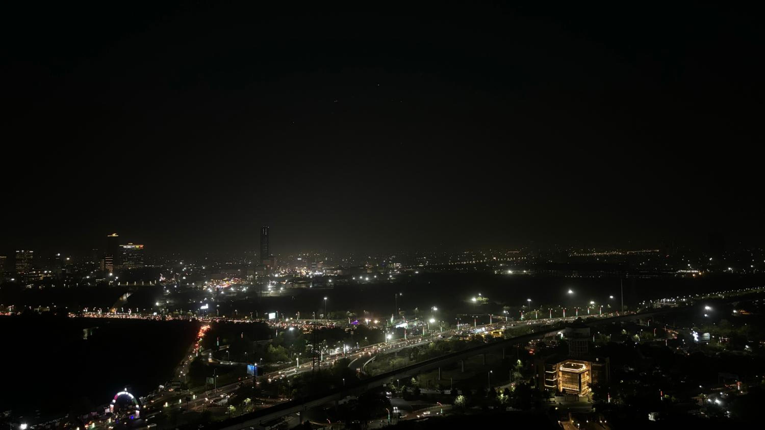 Countryside Luxury Suites - Supernova Noida view 4