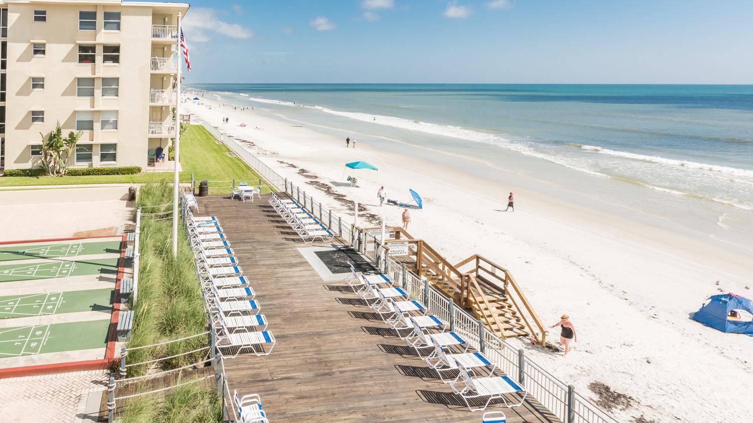 Marvel at the spectacular views from this bright corner condo!