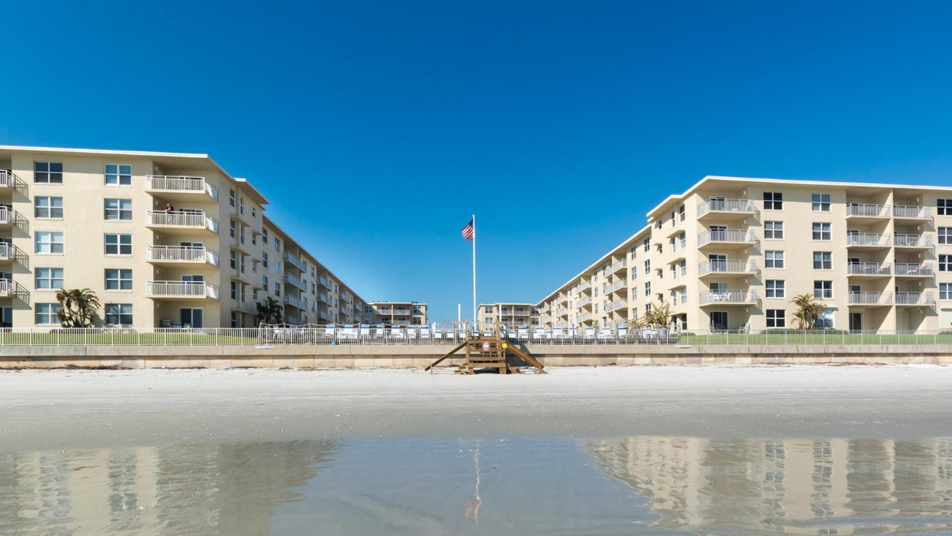 Marvel at the spectacular views from this bright corner condo!