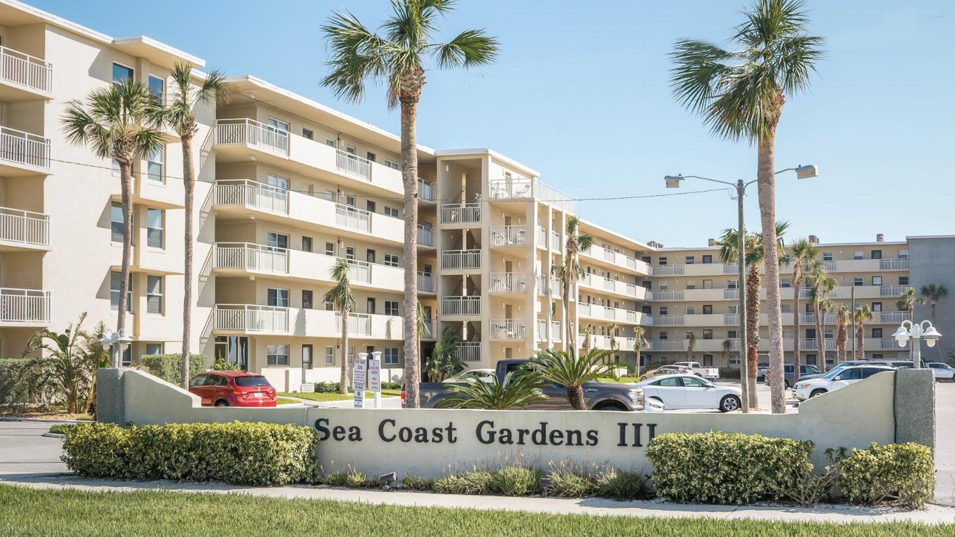 Marvel at the spectacular views from this bright corner condo!