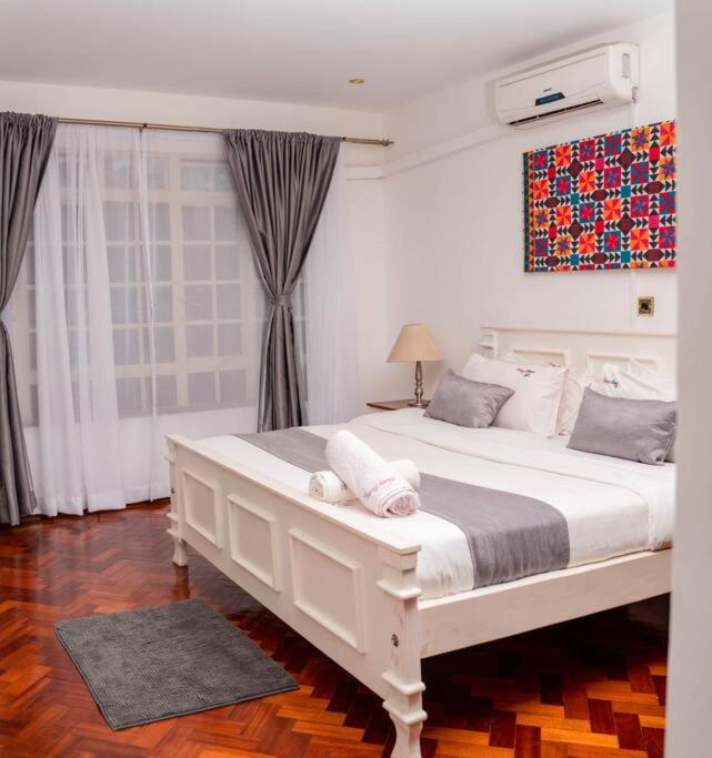 Elegant 1 BR near Westgate Mall view 2