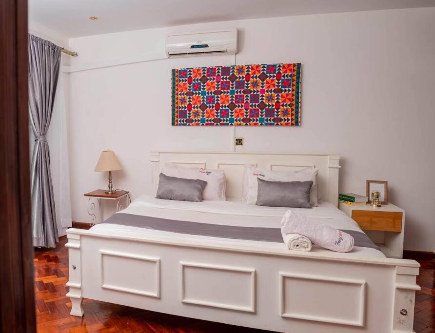 Elegant 1 BR near Westgate Mall view 4