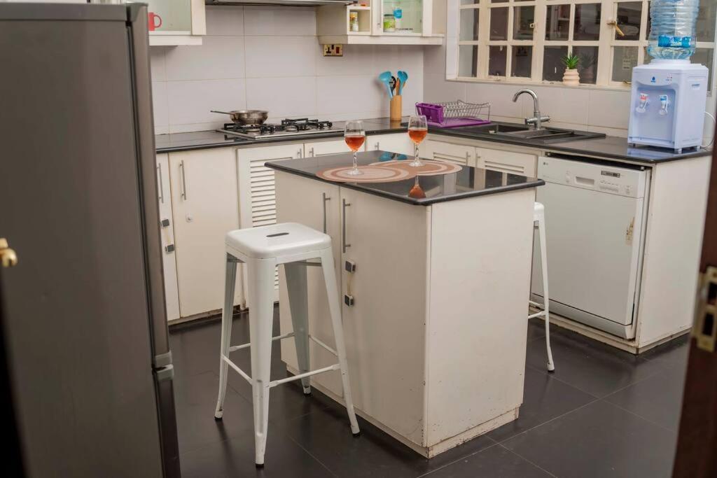 Elegant 1 BR near Westgate Mall view 5