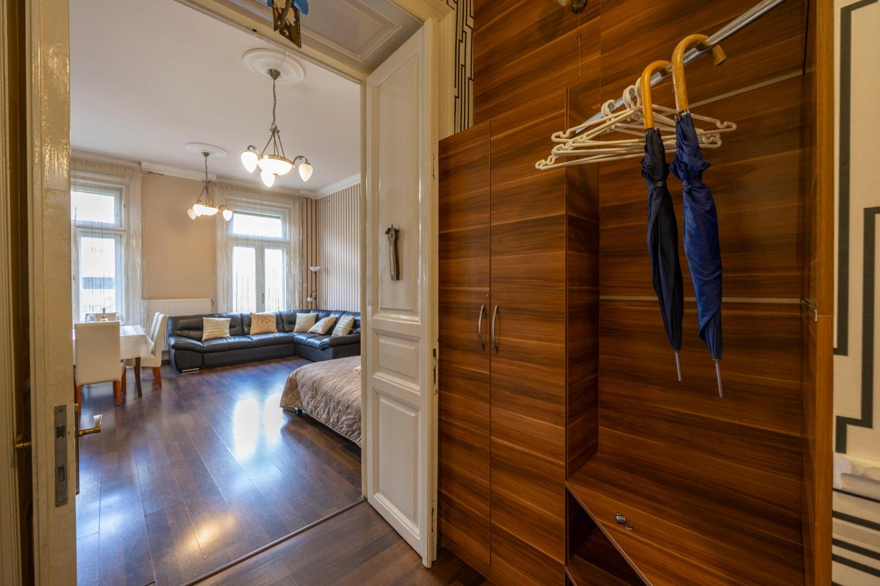 Warm & Cozy Central Home by Anna view 2