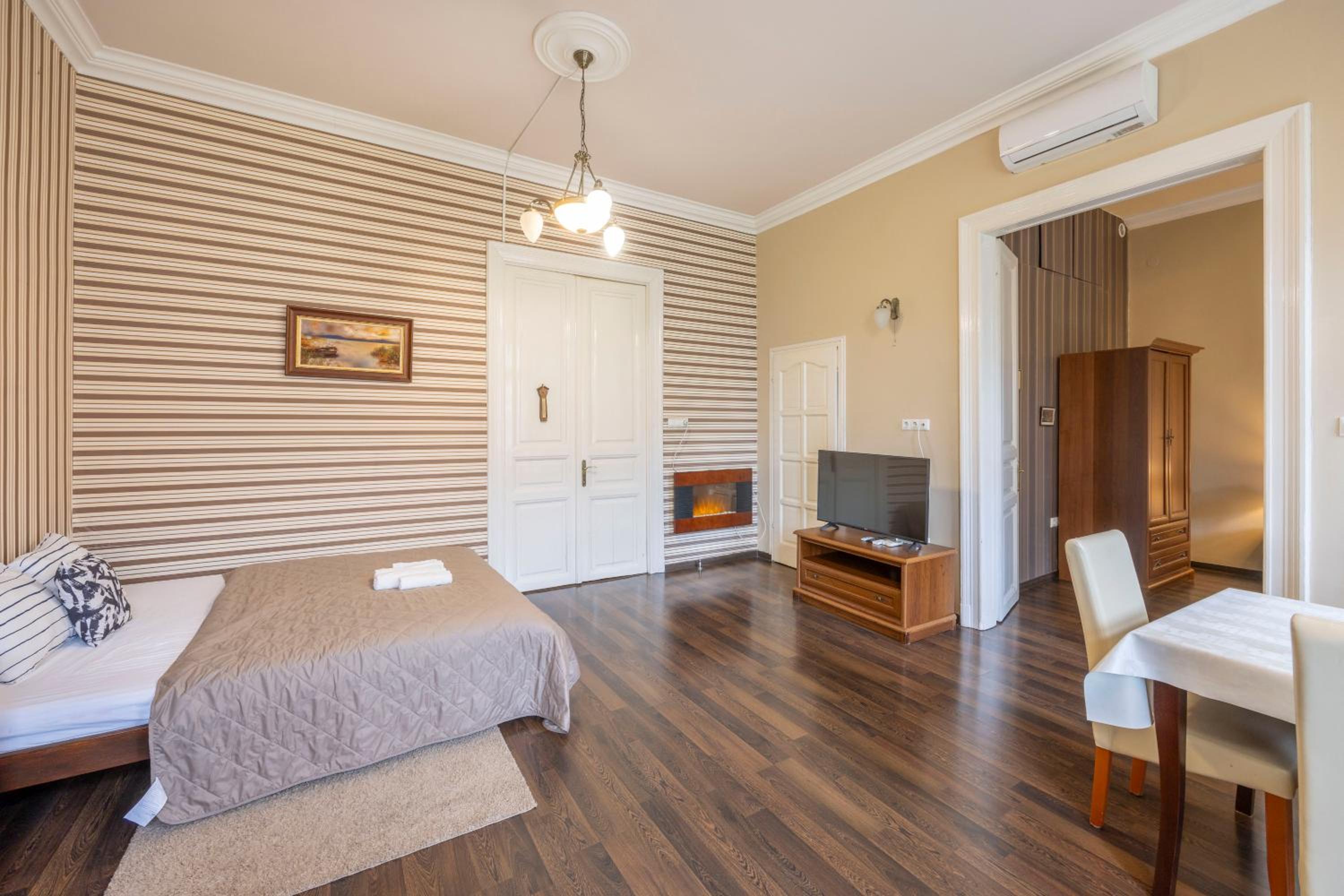 Warm & Cozy Central Home by Anna view 5