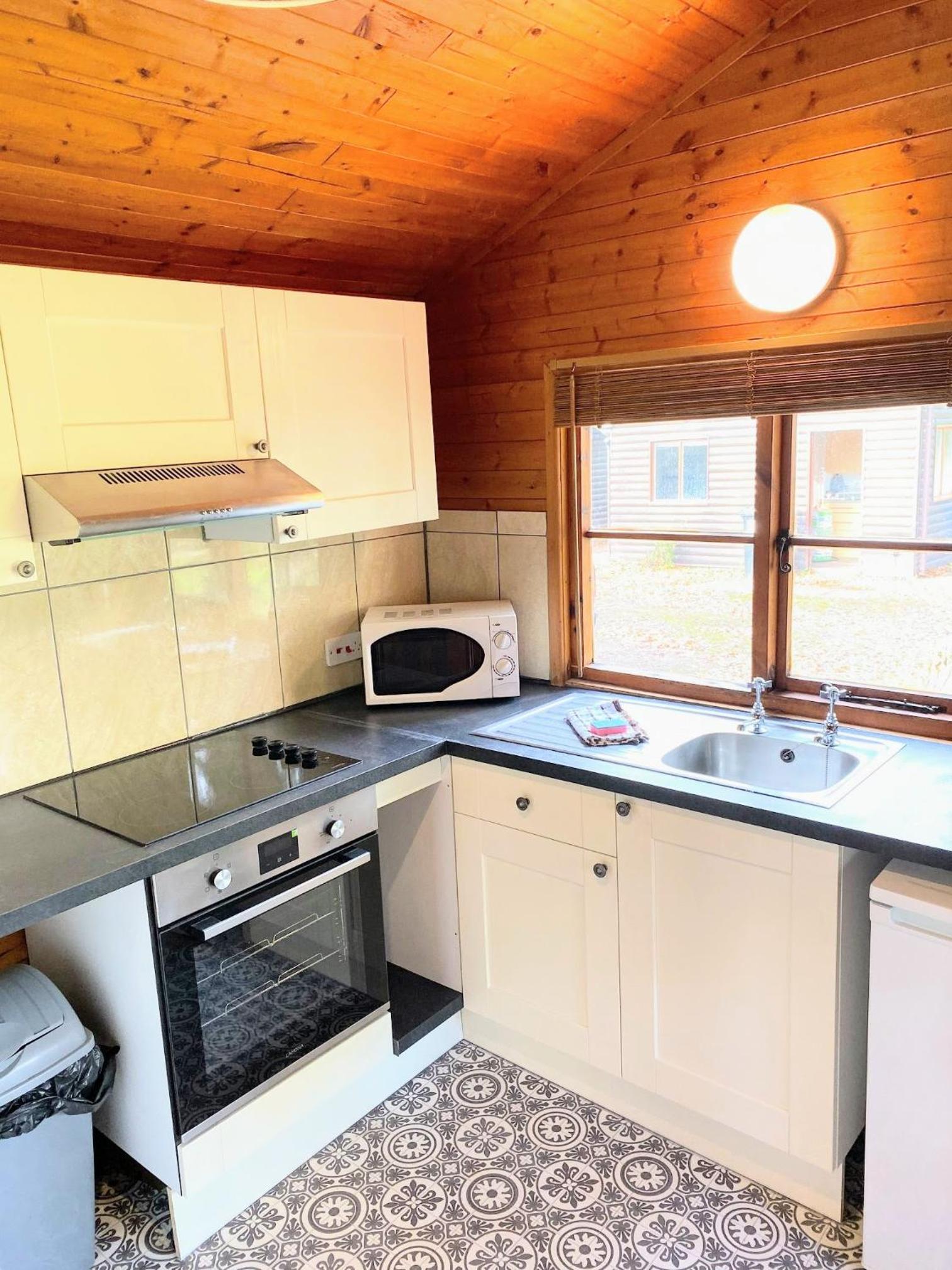 Otter 4 Hot Tub - HuntersMoon-Warminster-Bath-Salisbury, photo 2