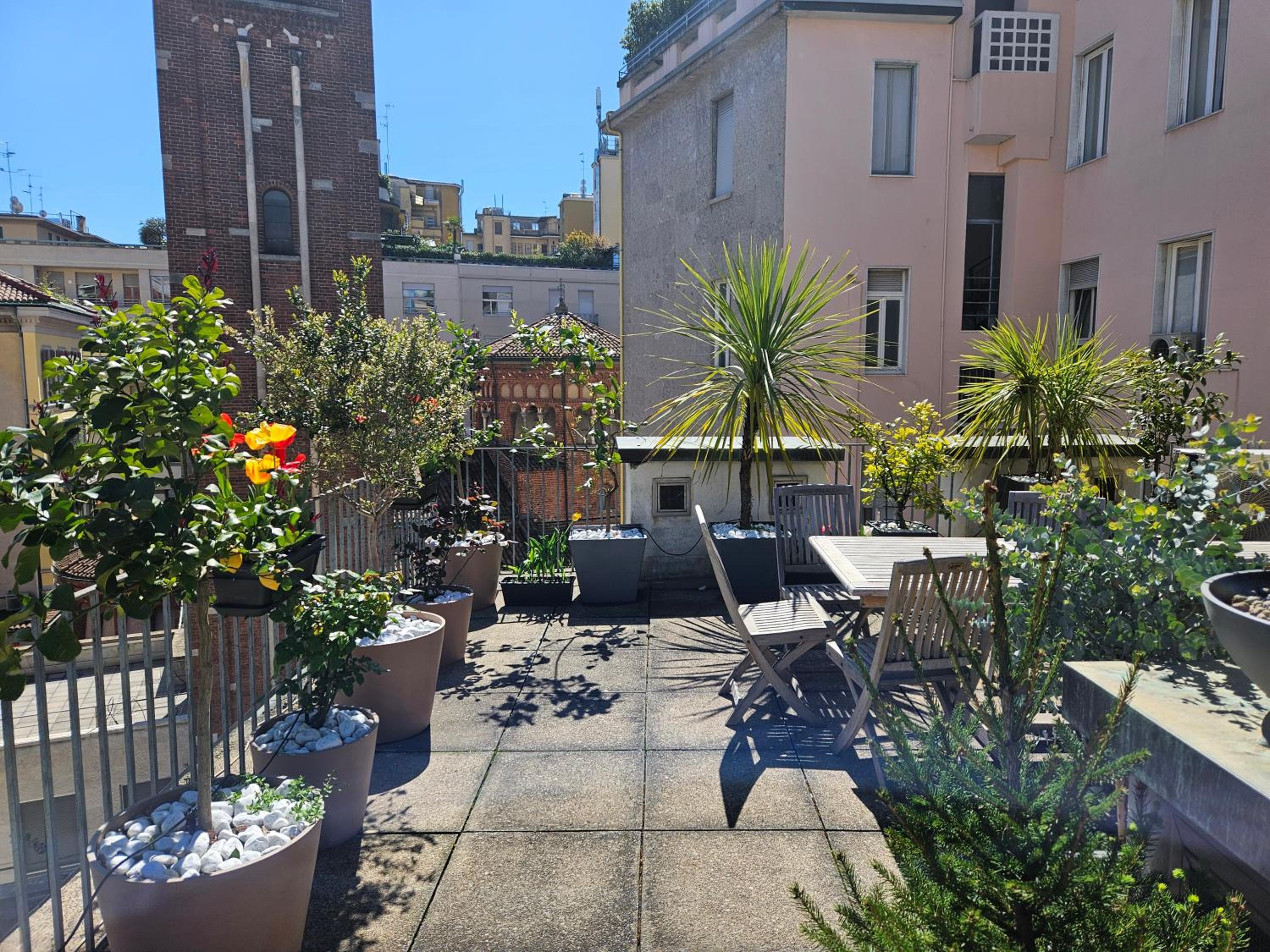 Exclusive top floor 2-bedroom flat