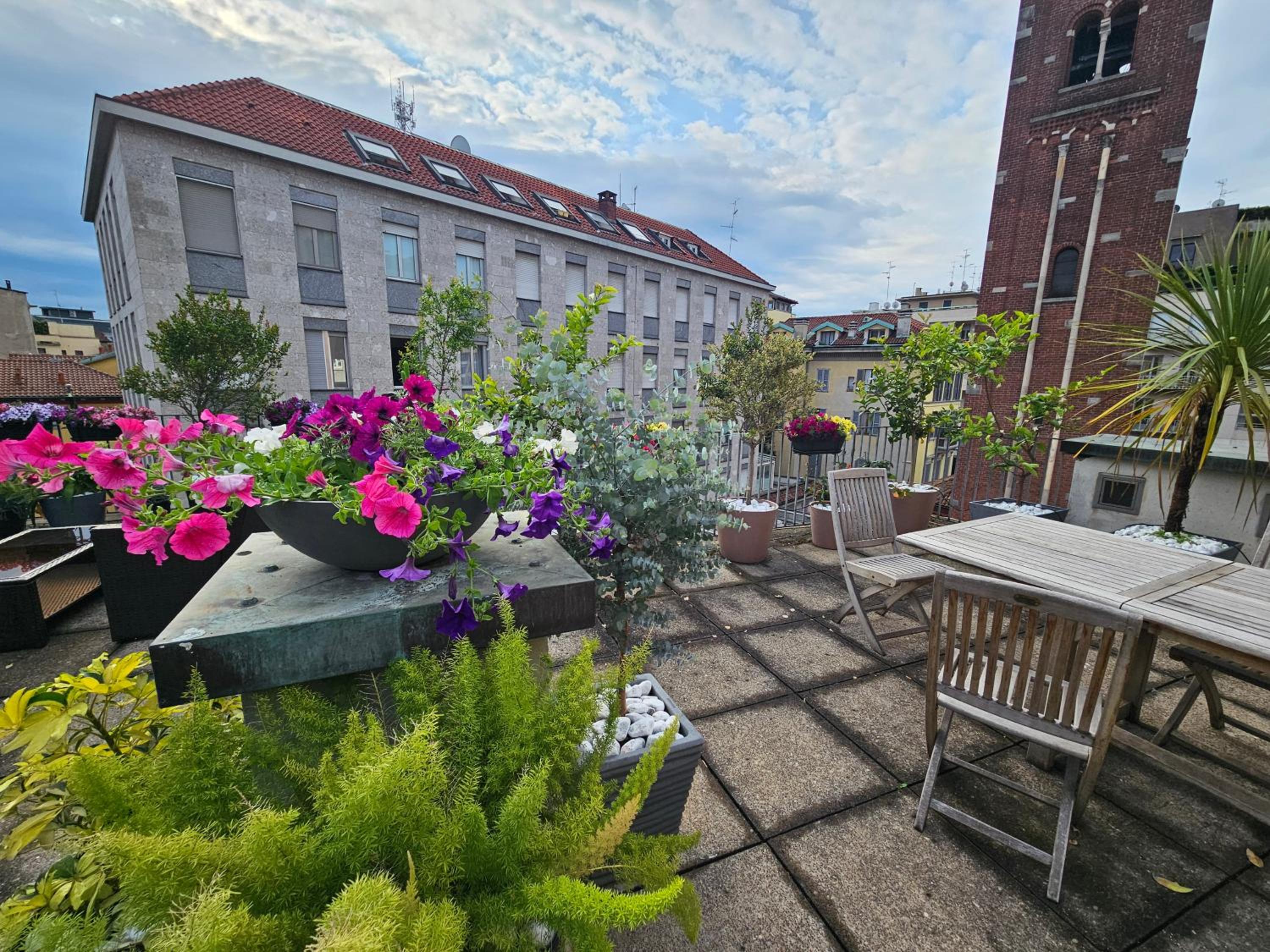 Exclusive top floor 2-bedroom flat
