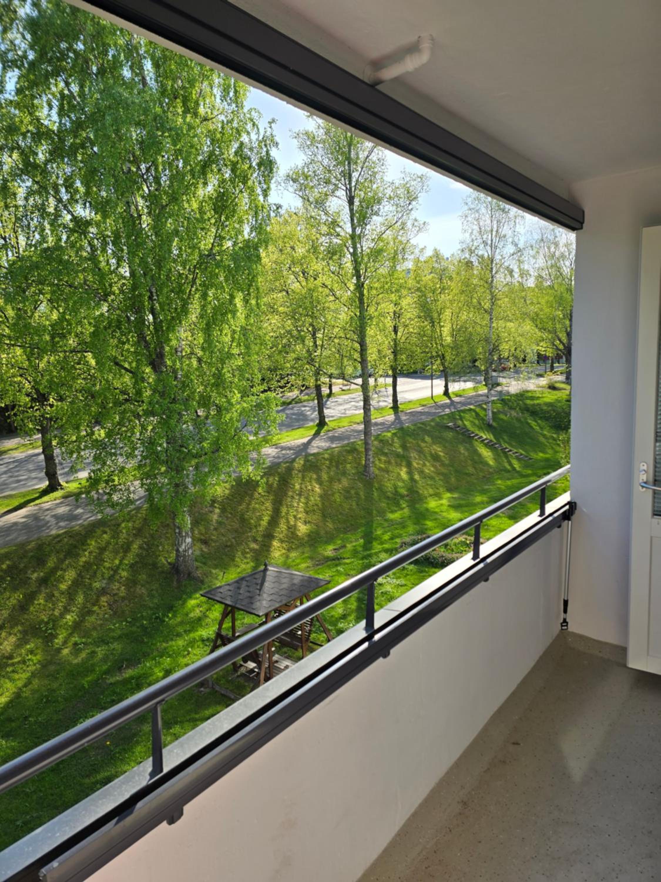 Avara ja kodikas huoneisto parvekkeella