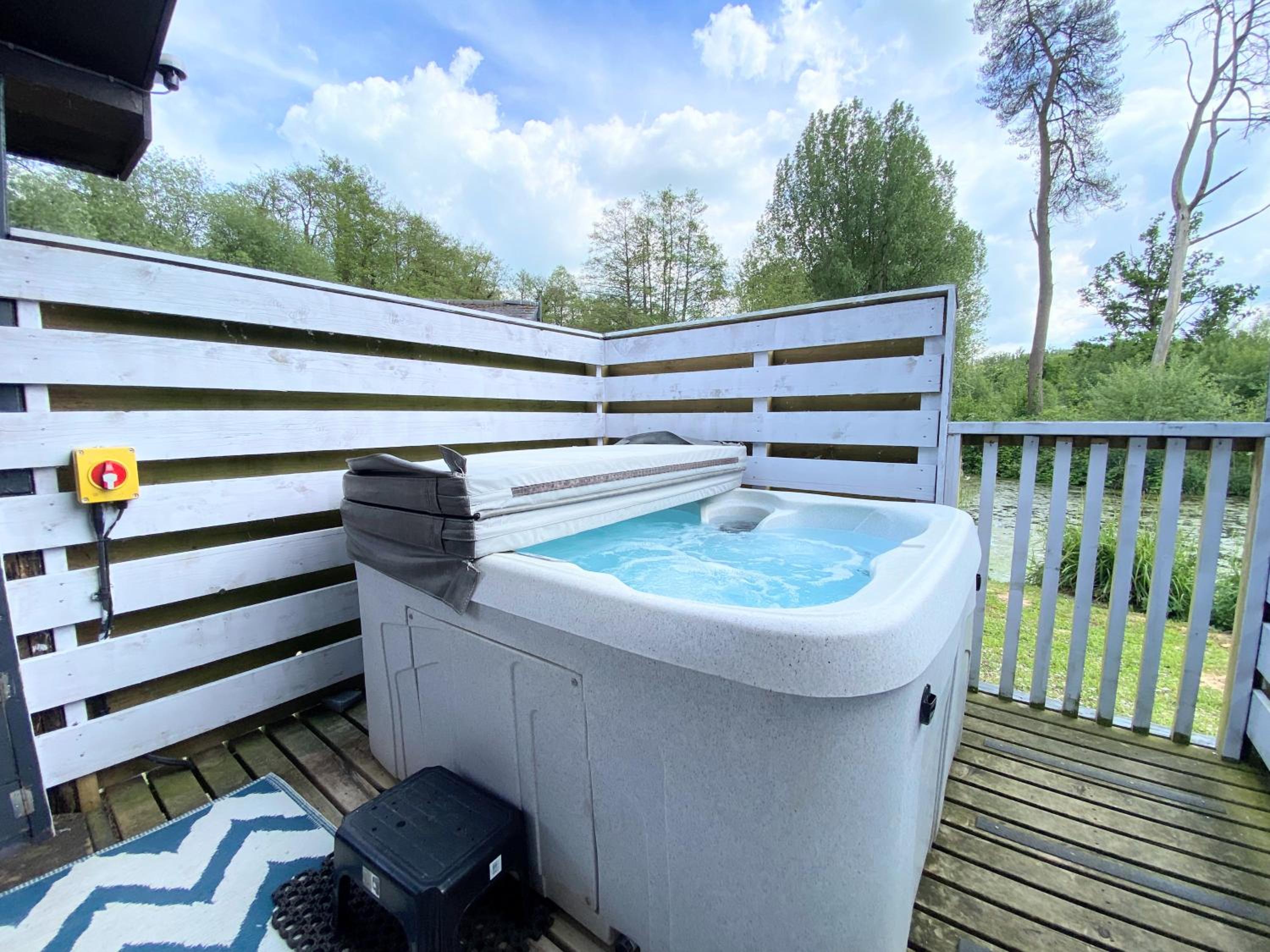 Magpie 2 Hot Tub HuntersMoon-Warminster-Longleat-Wiltshire, photo 10