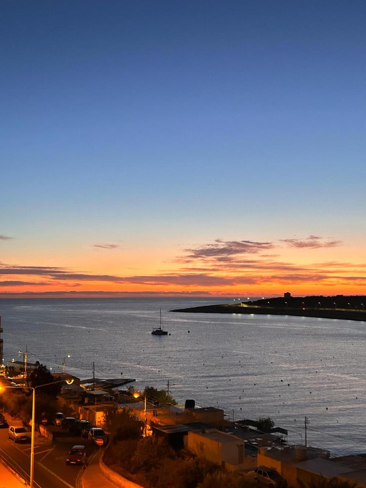Seafront apartment with garage and breathtaking sunrise by SF HOMES photo 2