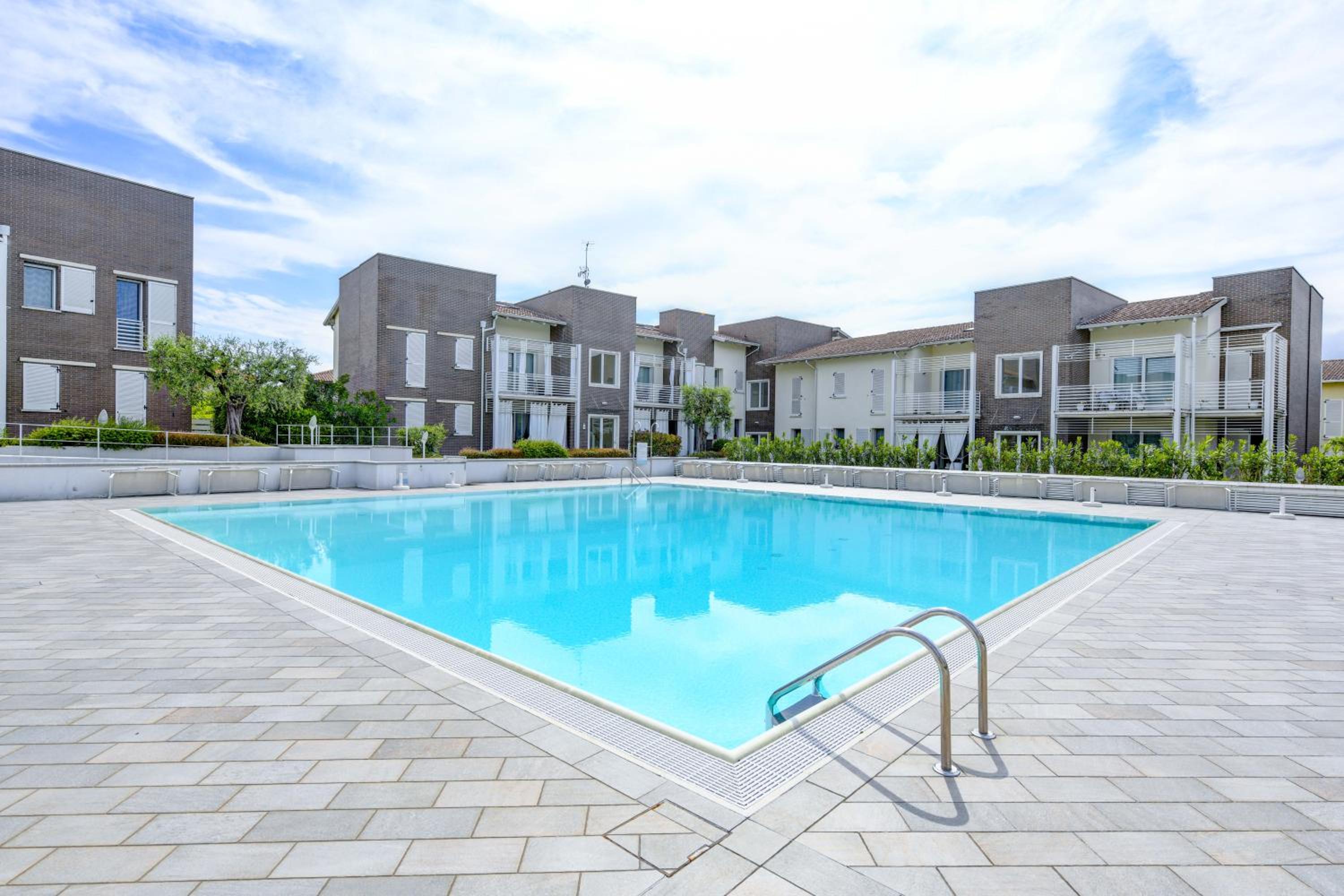 Near Lake APT con Piscina view 2