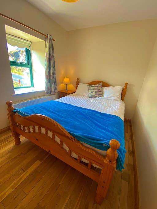 Top Floor Retreat Portmor- Sea, Beach & Balcony view 4