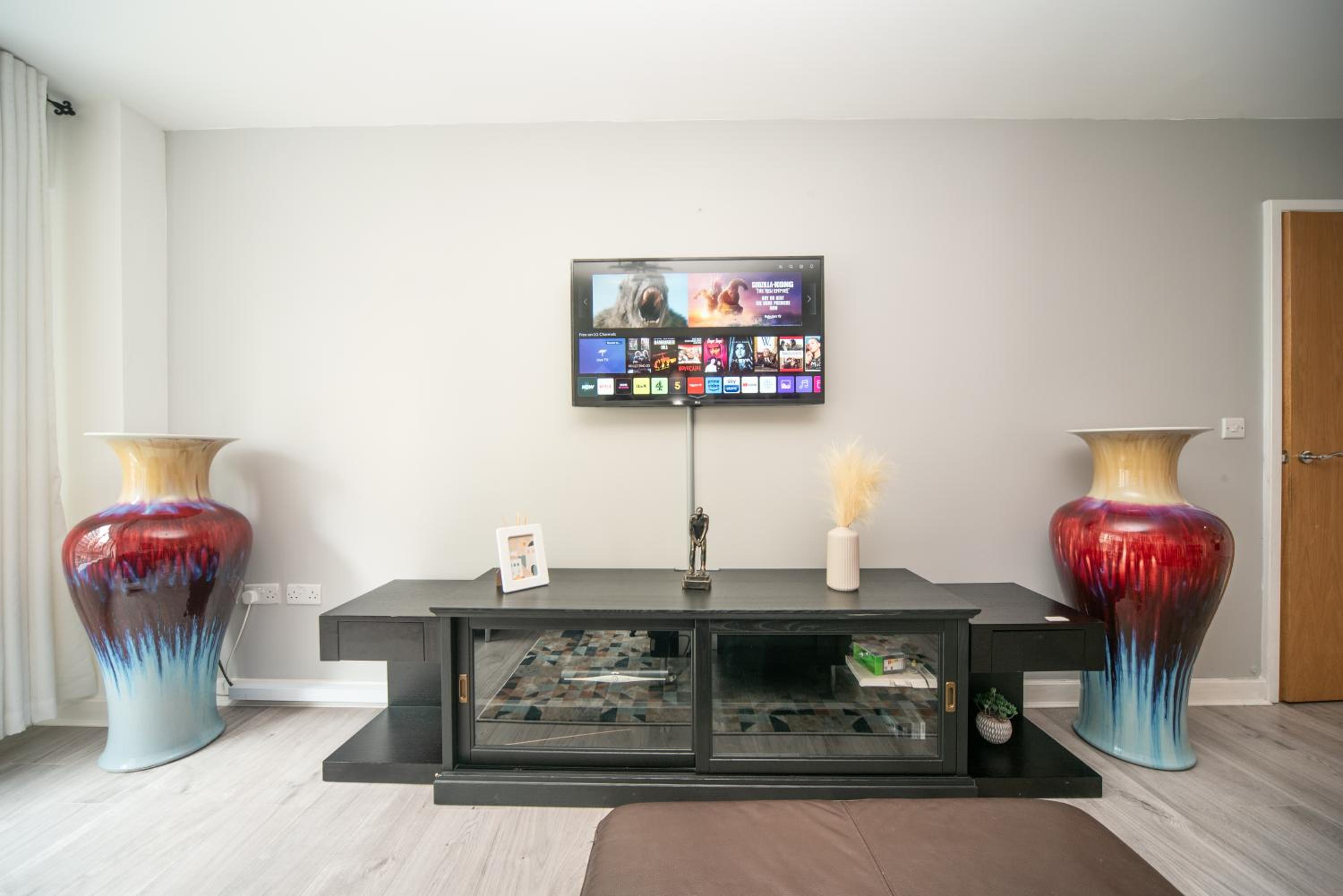 Spacious 3-Bedroom Apartment Near London Museum