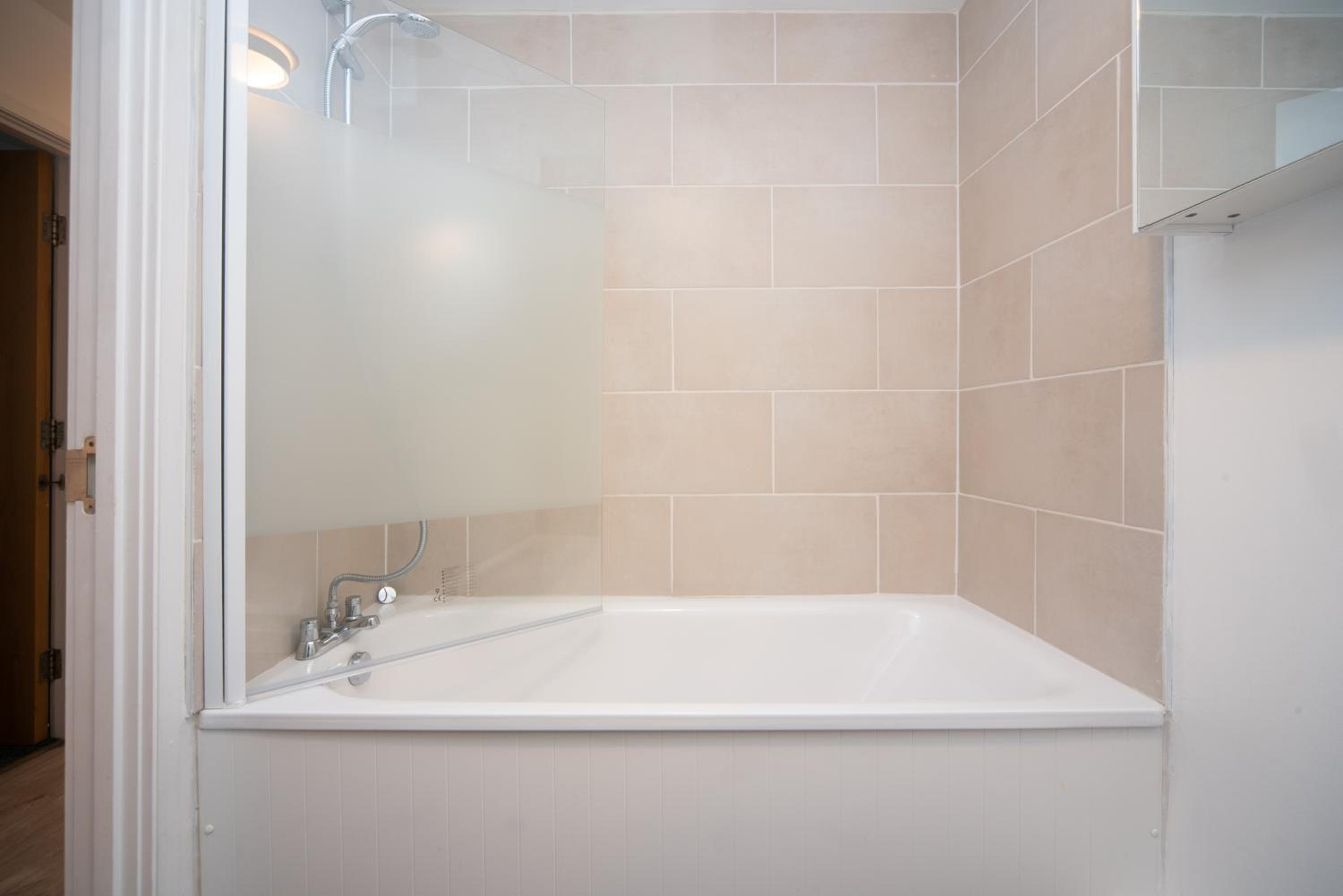 Spacious 3-Bedroom Apartment Near London Museum